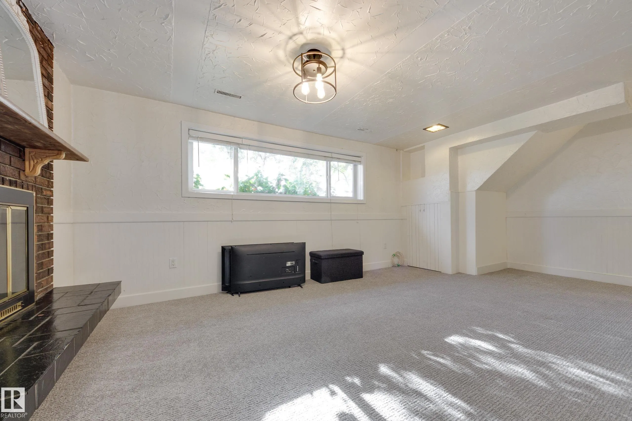 22 FALCON Crescent