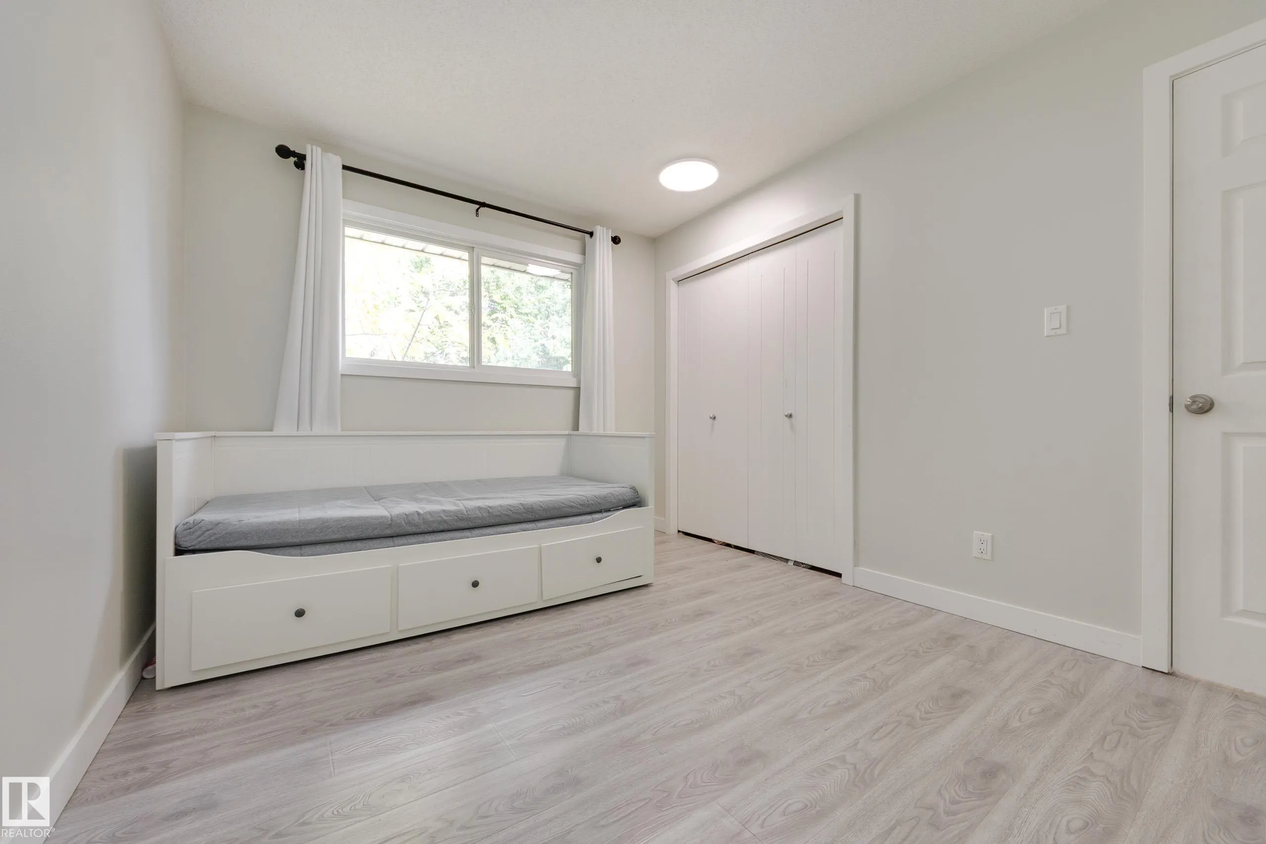 22 FALCON Crescent