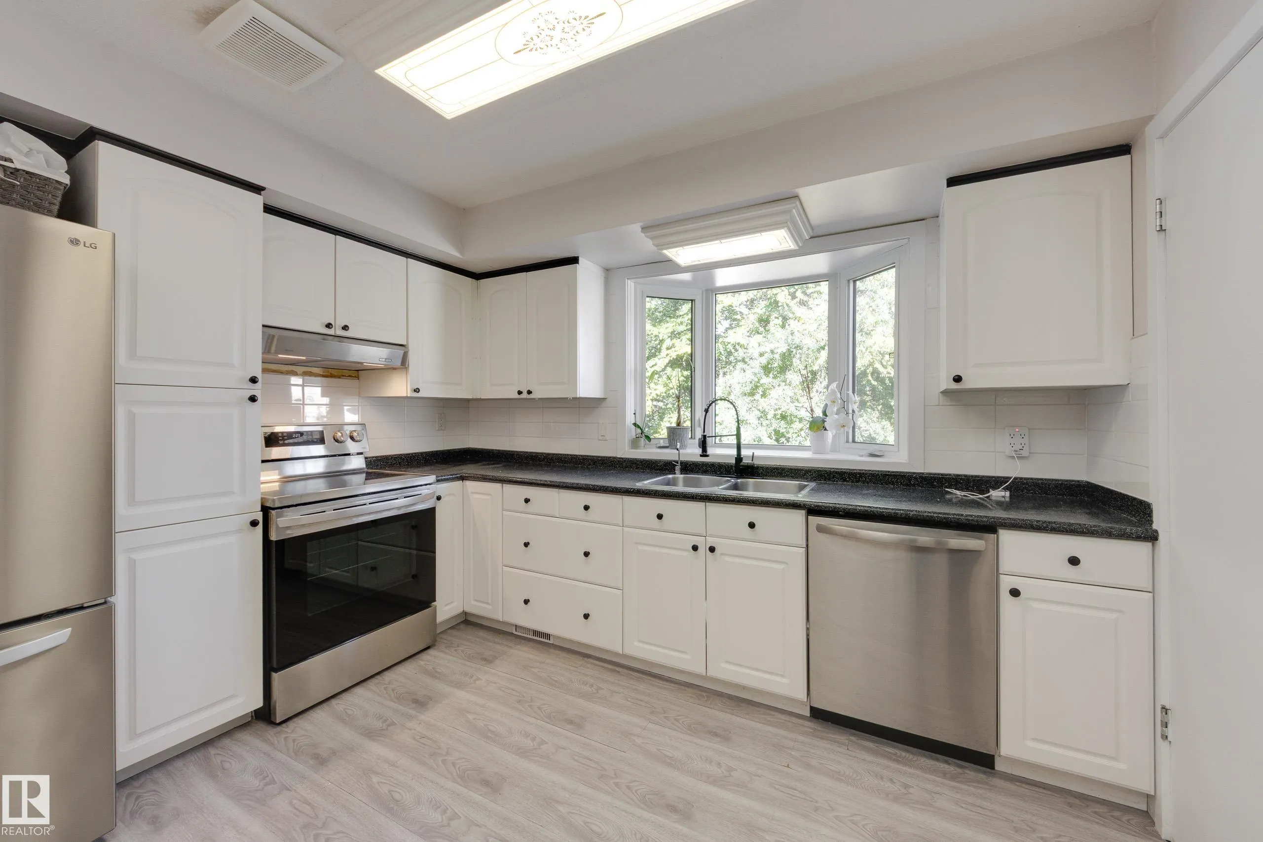 22 FALCON Crescent