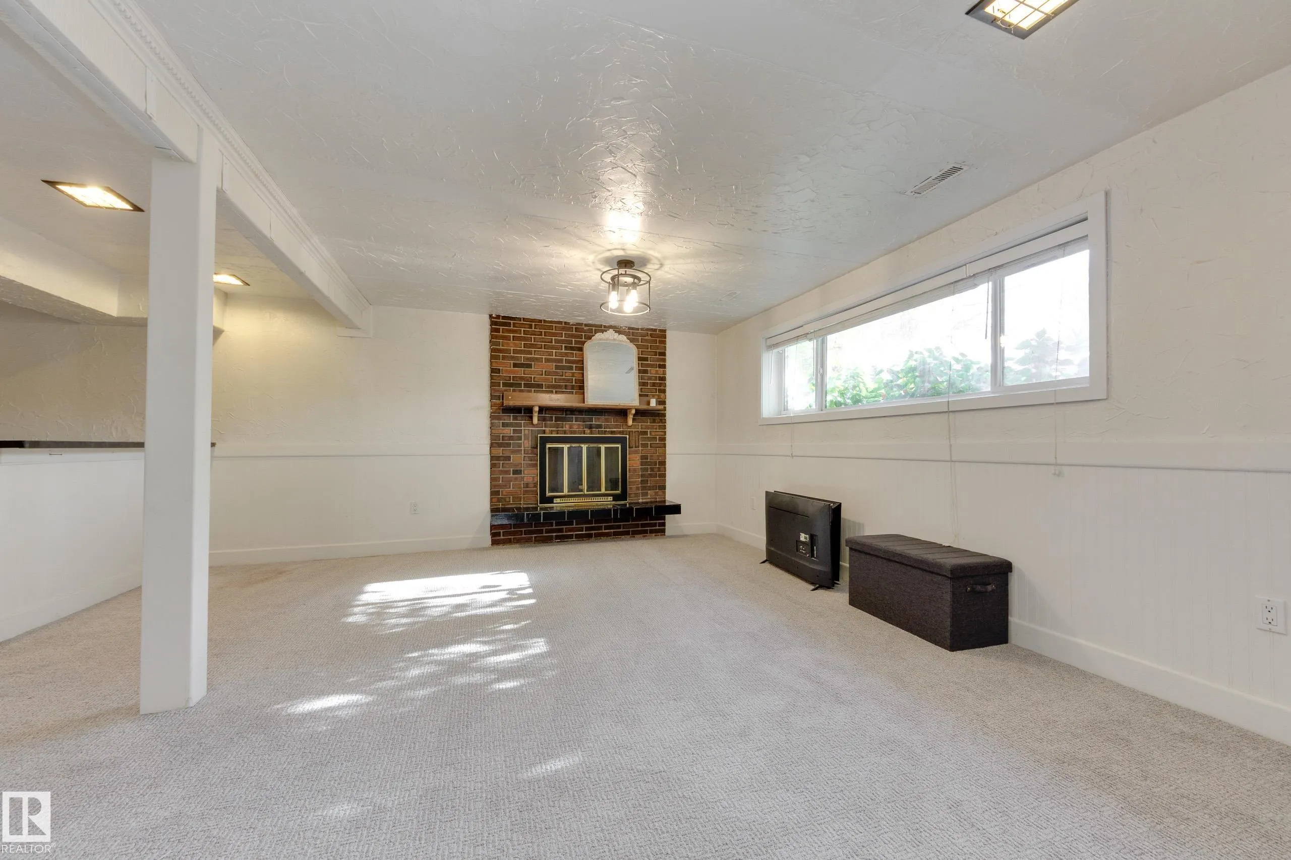 22 FALCON Crescent