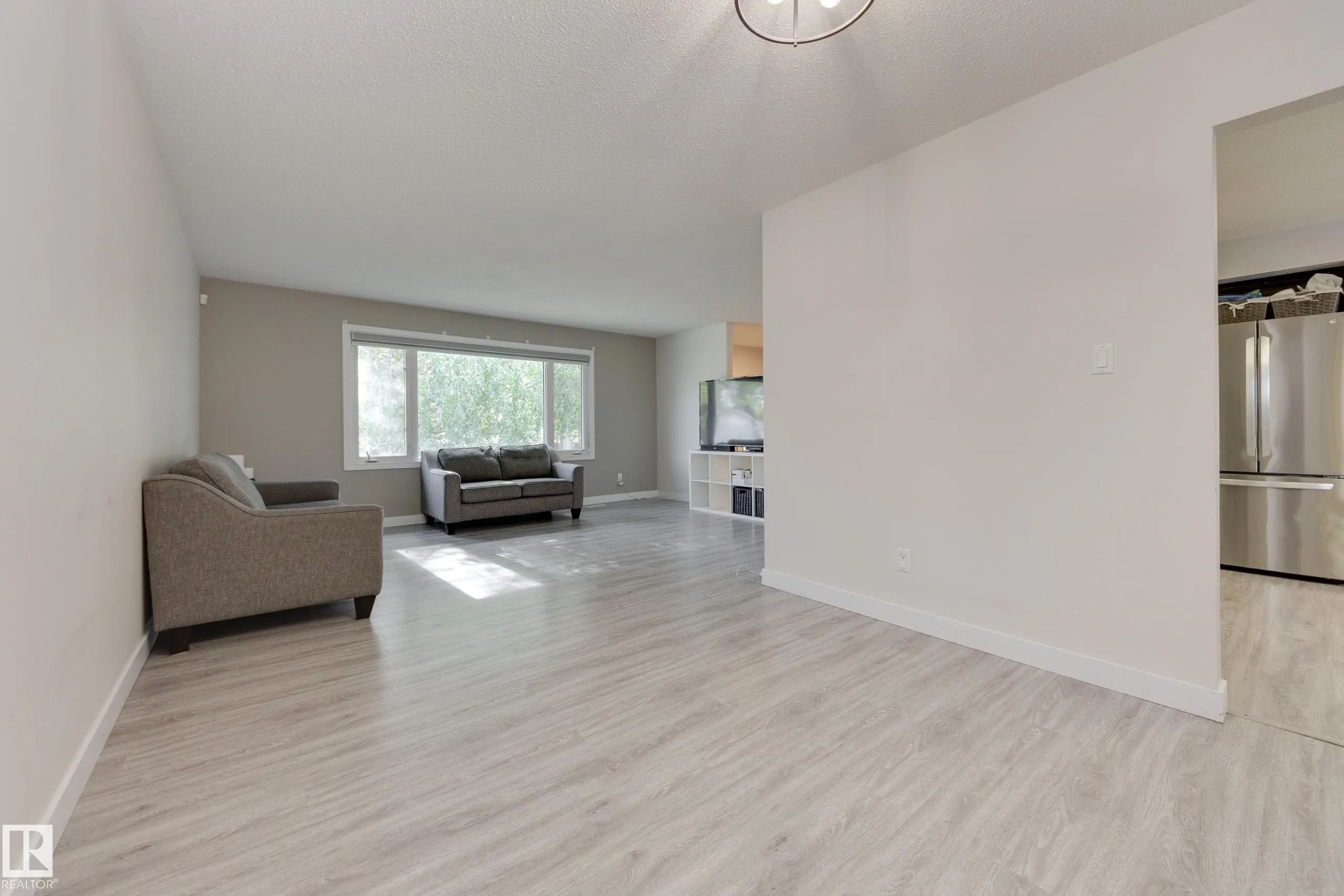 22 FALCON Crescent
