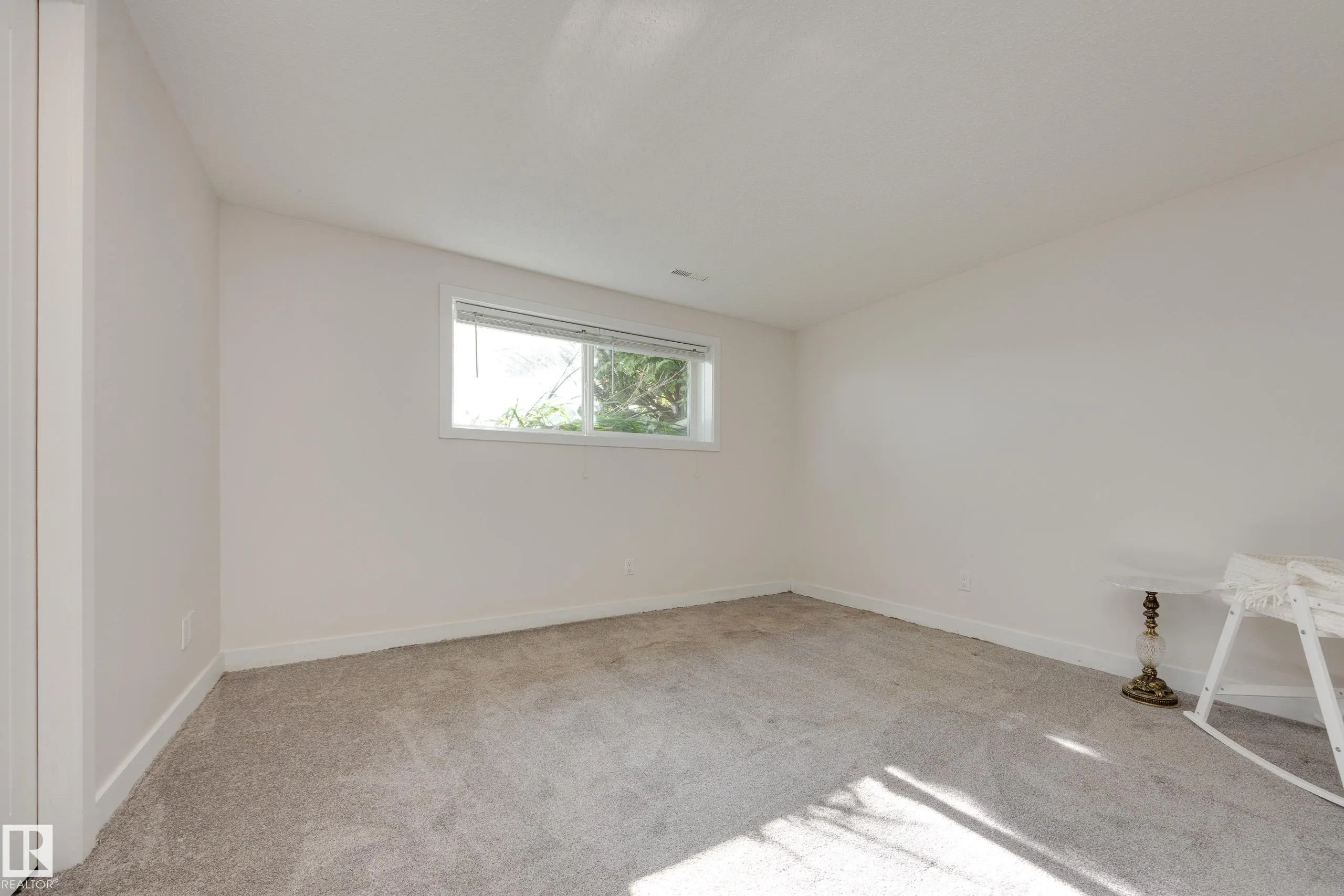 22 FALCON Crescent