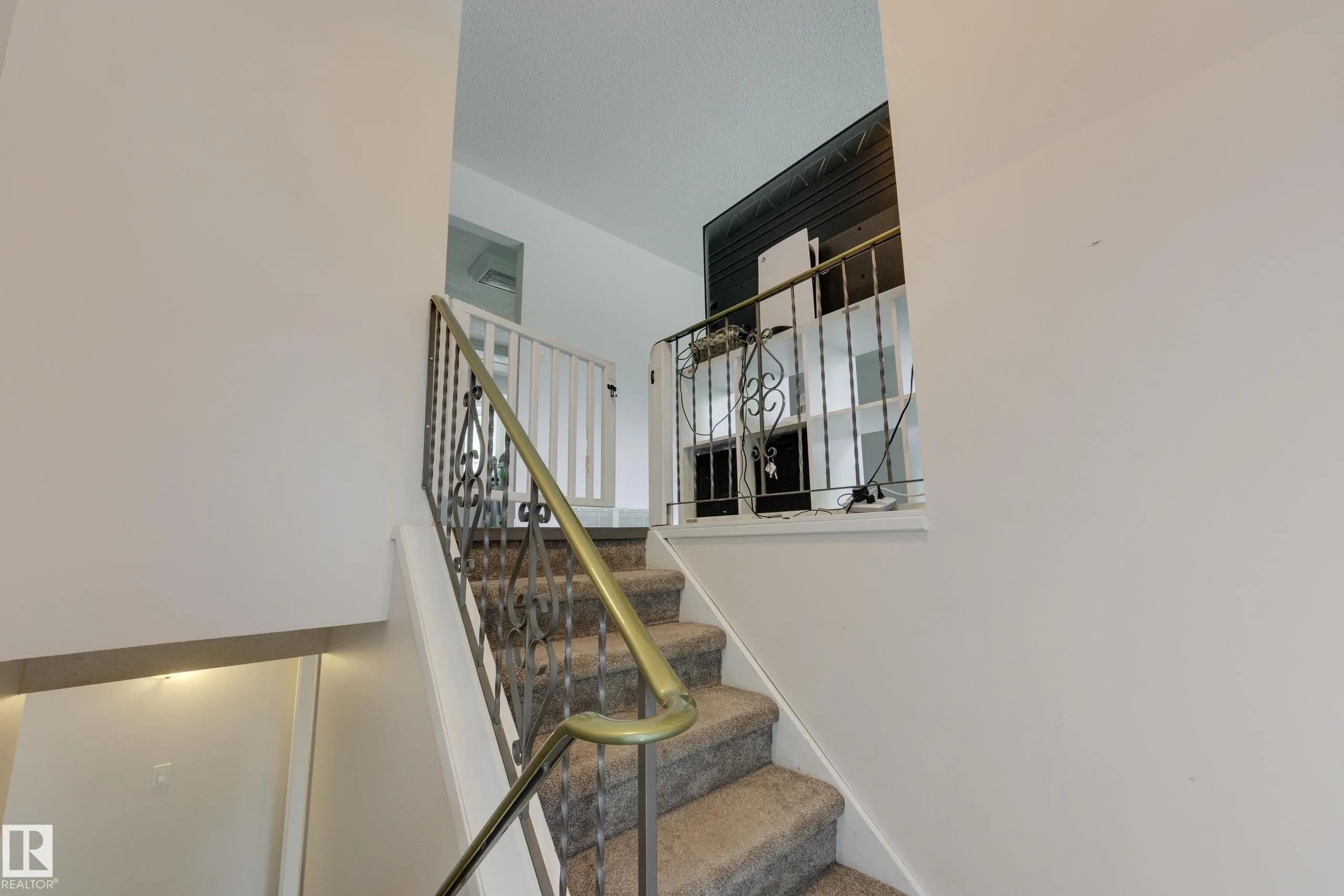 22 FALCON Crescent