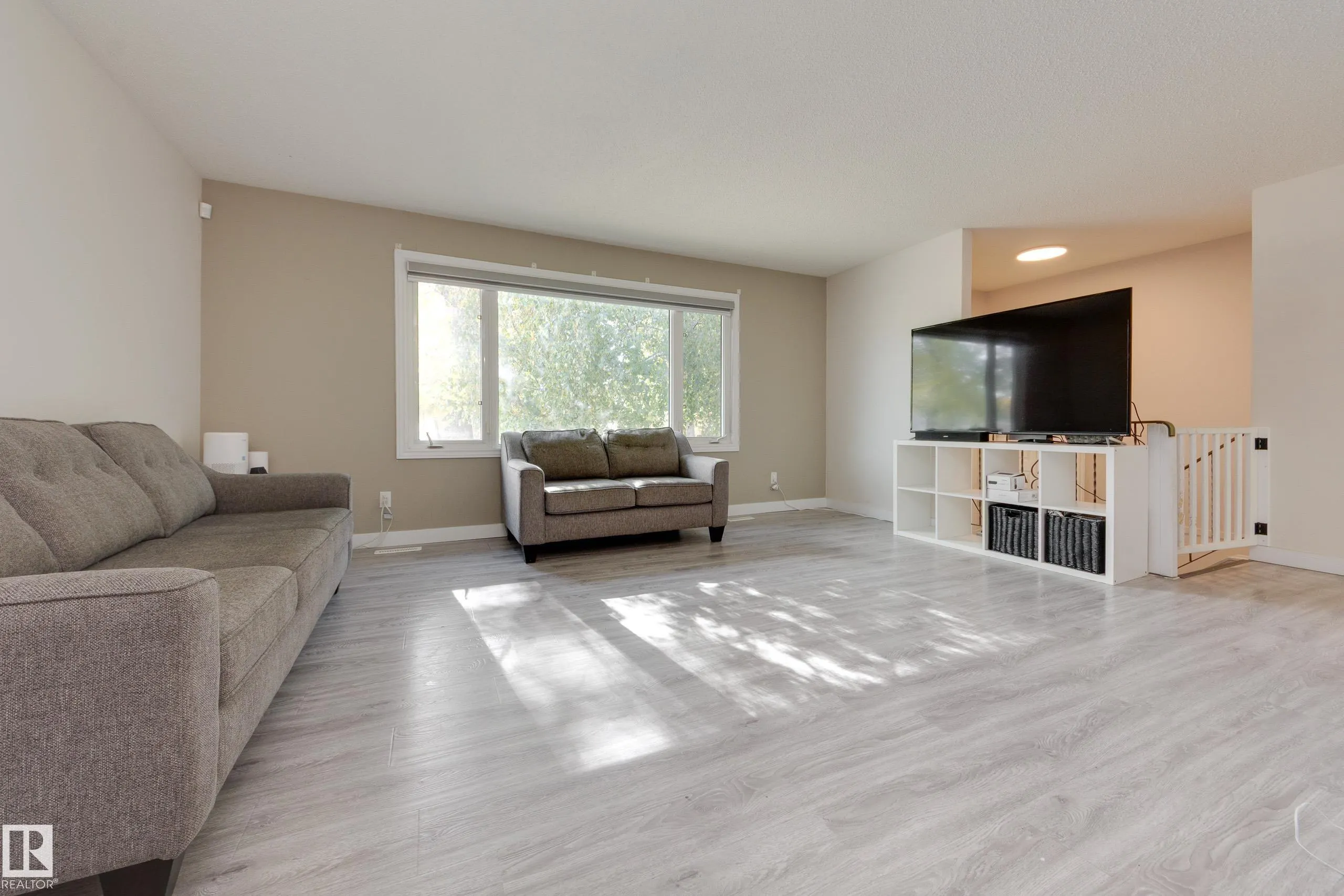 22 FALCON Crescent