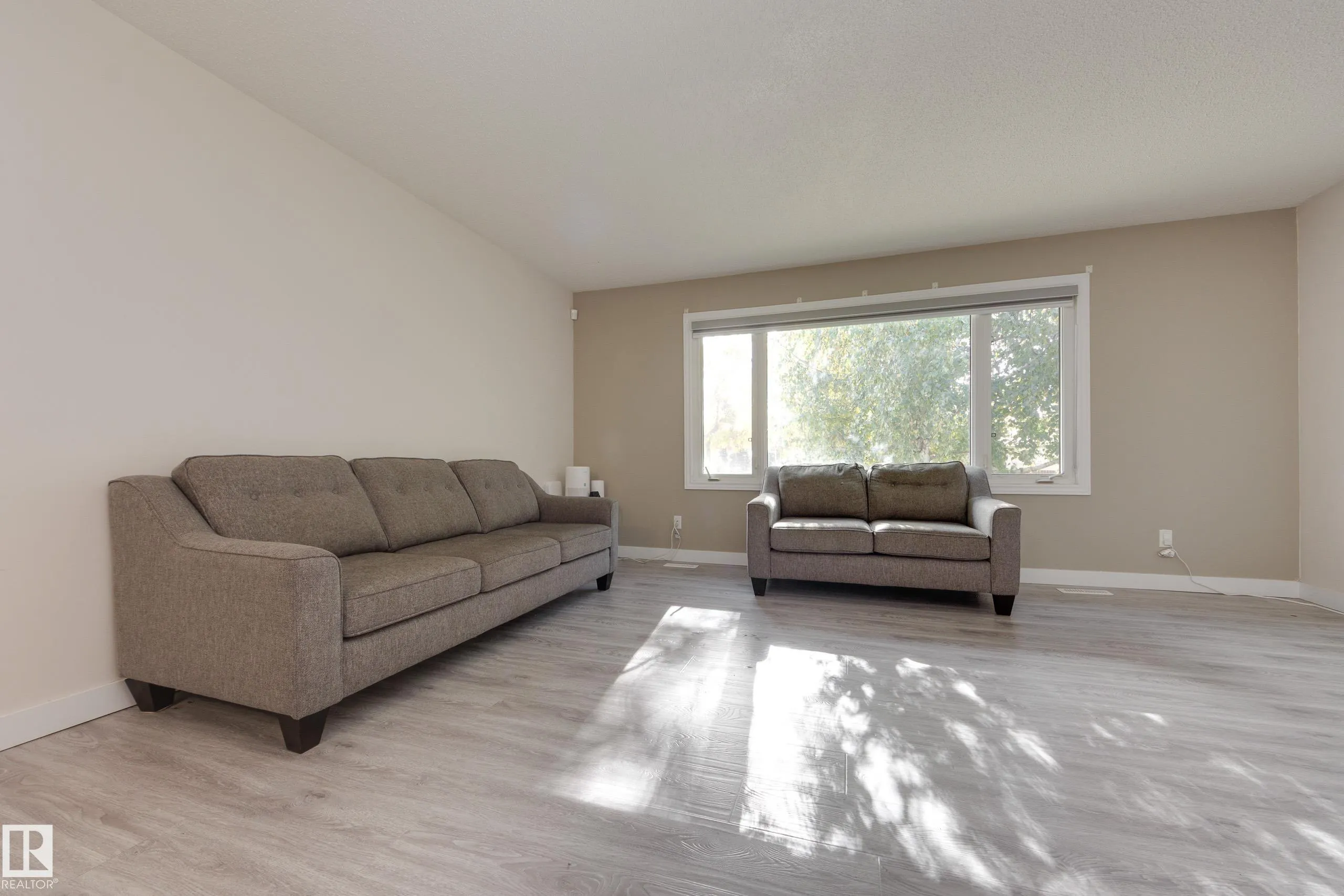 22 FALCON Crescent