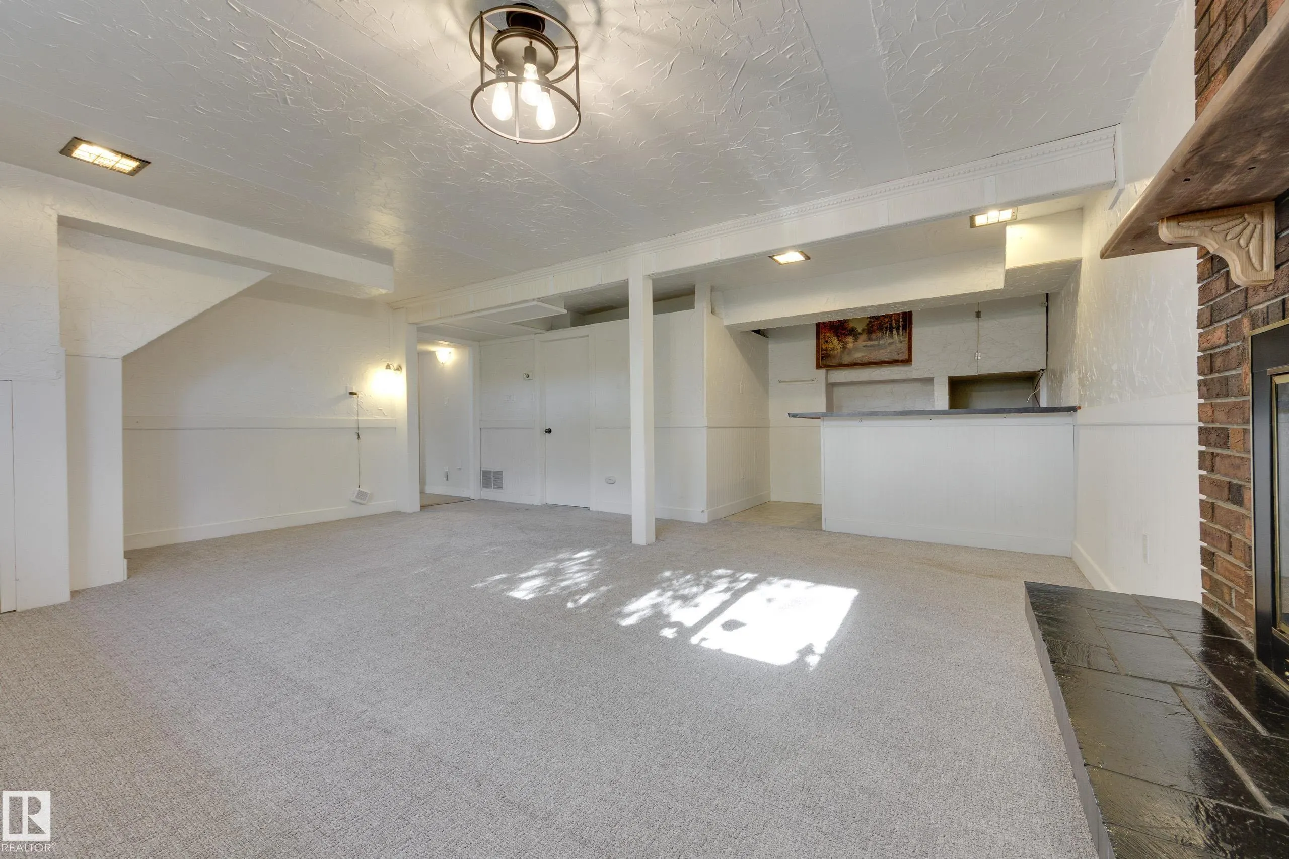22 FALCON Crescent