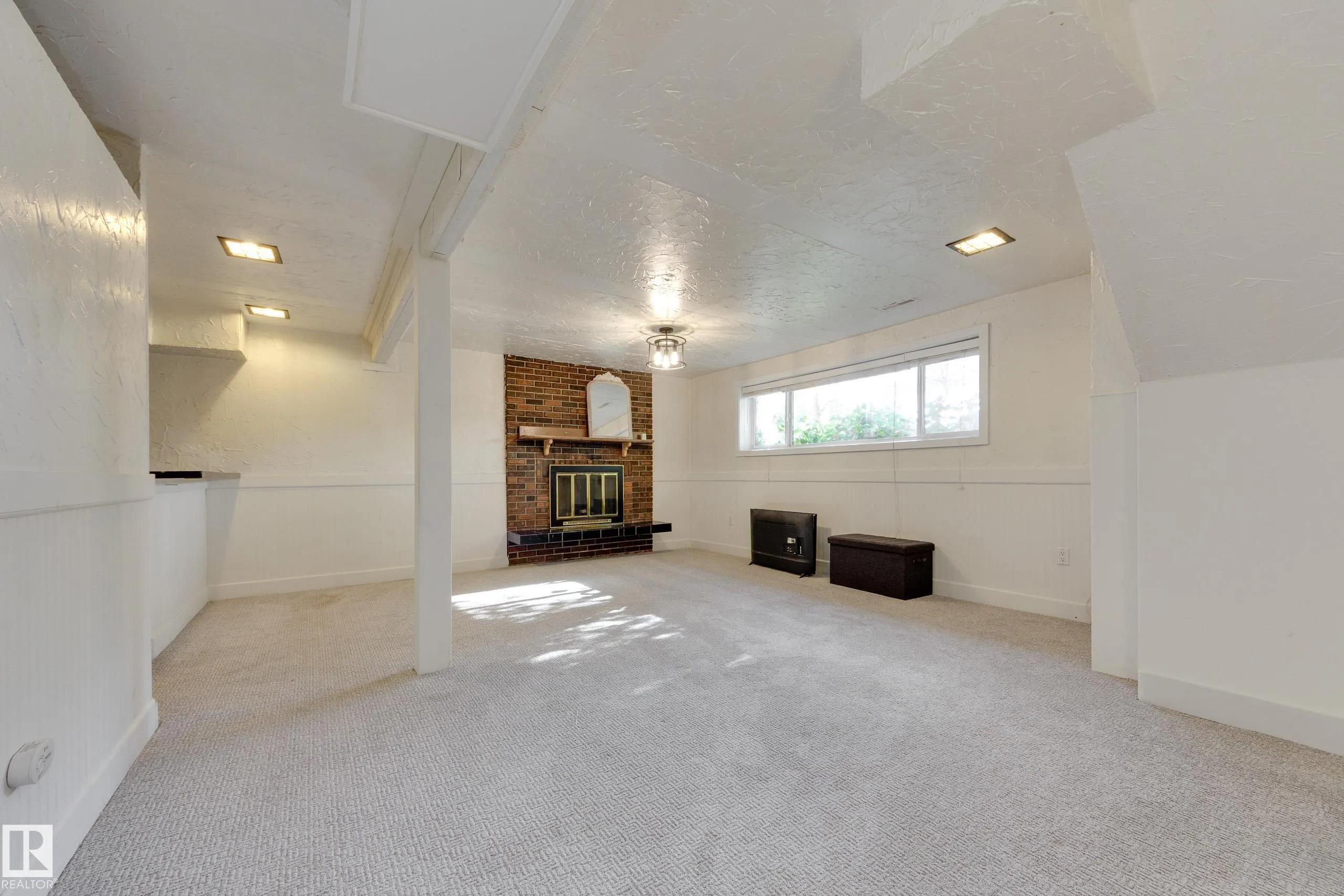 22 FALCON Crescent
