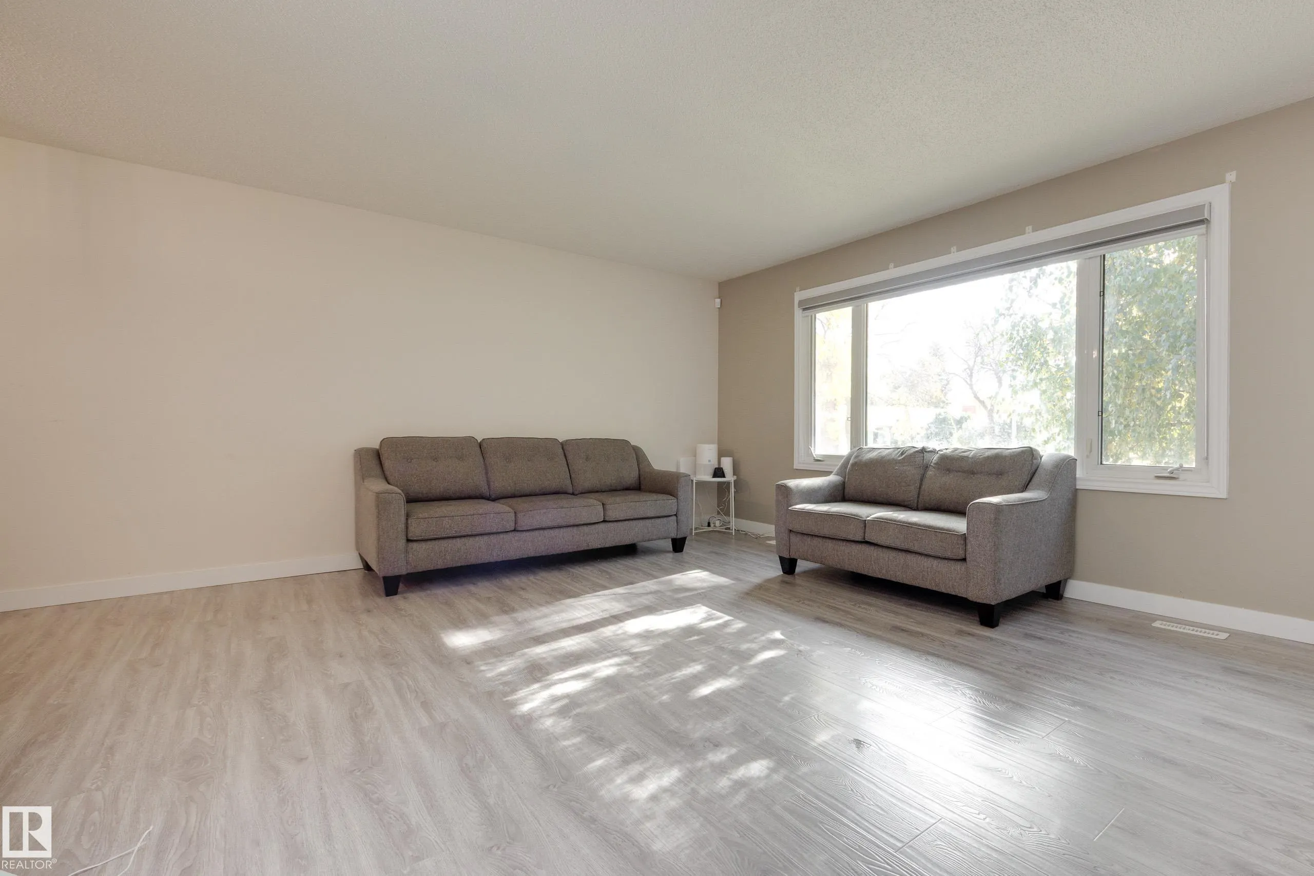 22 FALCON Crescent