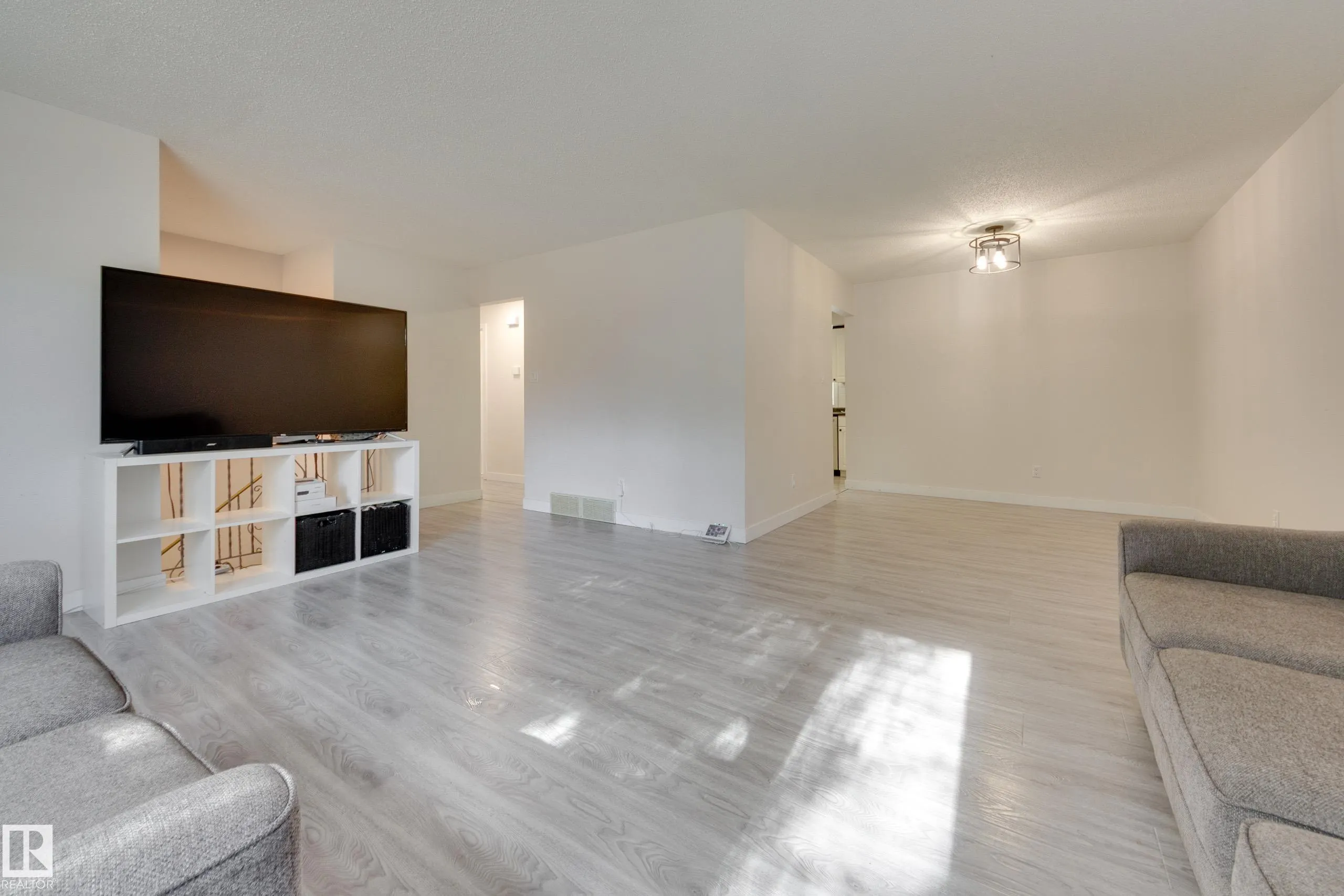 22 FALCON Crescent