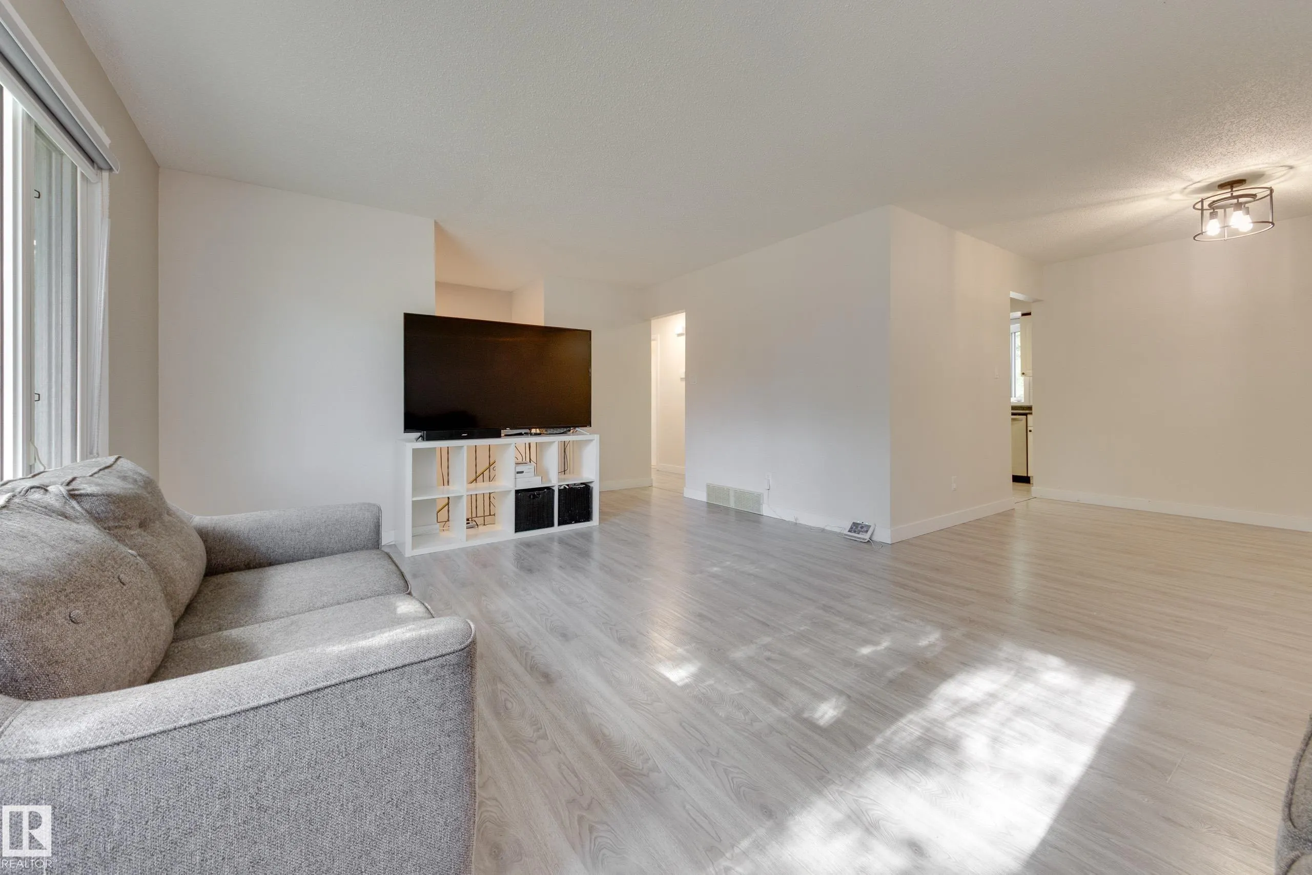 22 FALCON Crescent