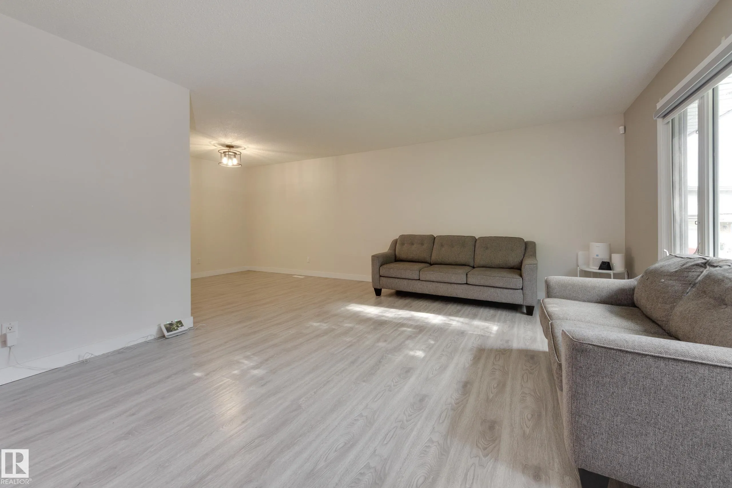 22 FALCON Crescent