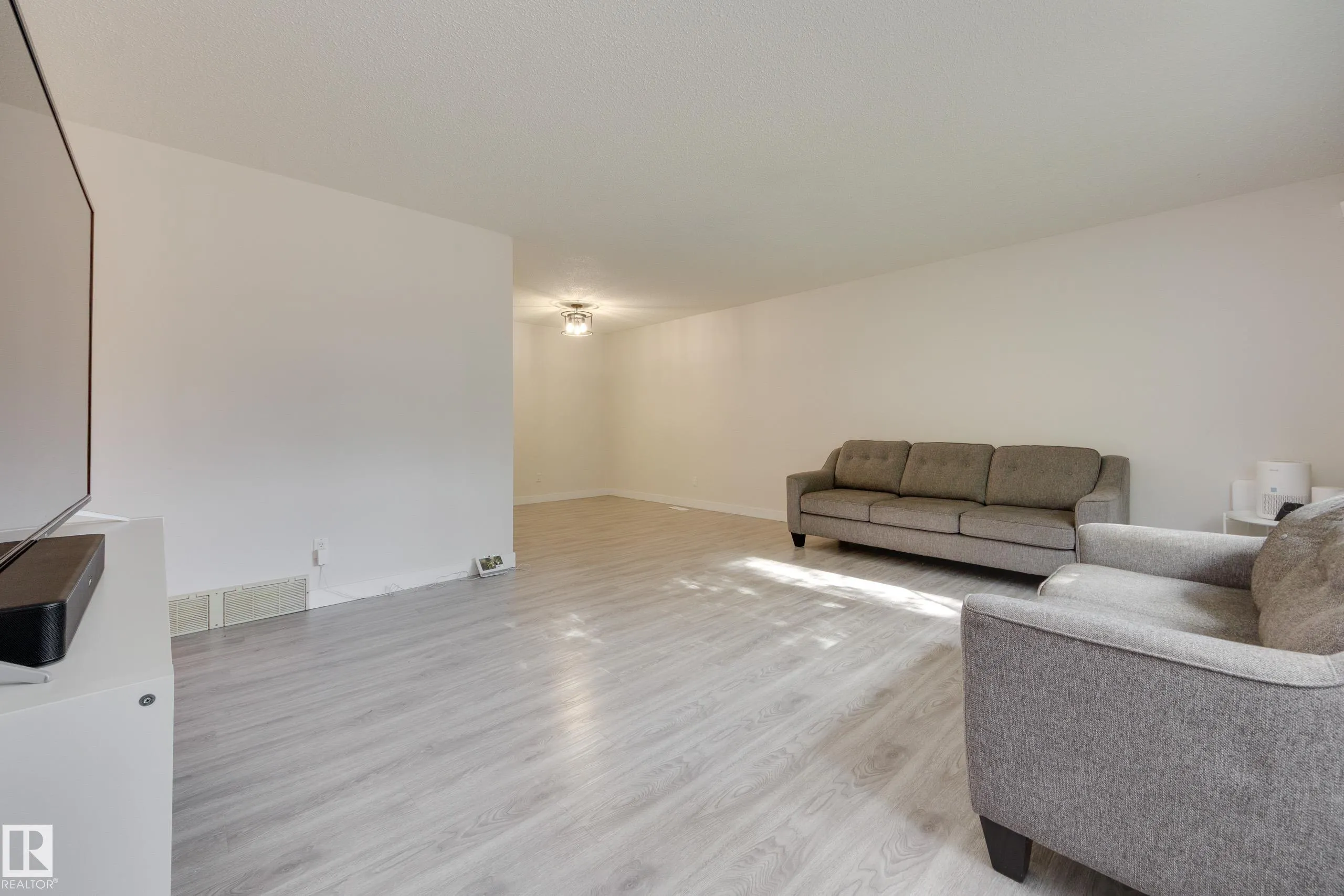22 FALCON Crescent