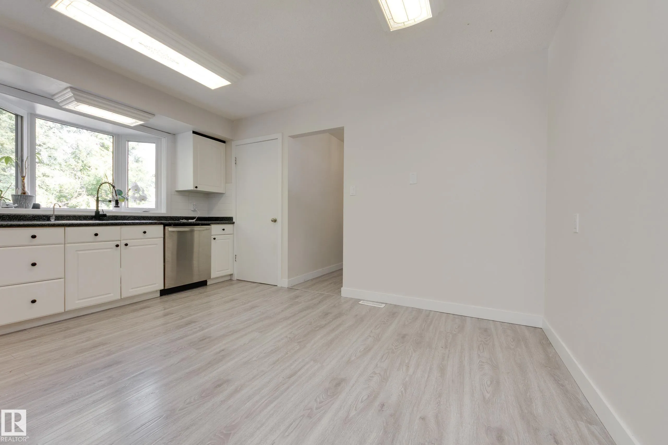 22 FALCON Crescent