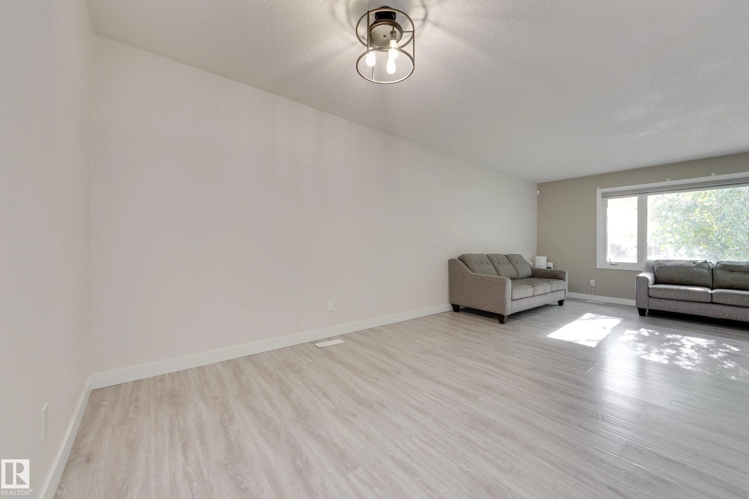 22 FALCON Crescent