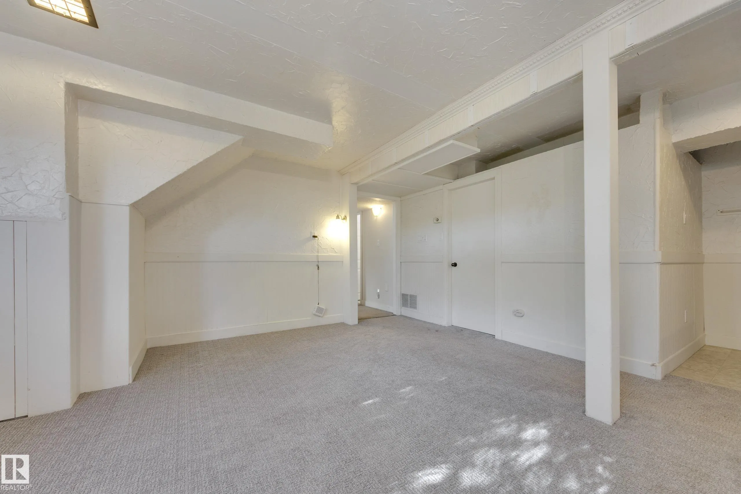 22 FALCON Crescent