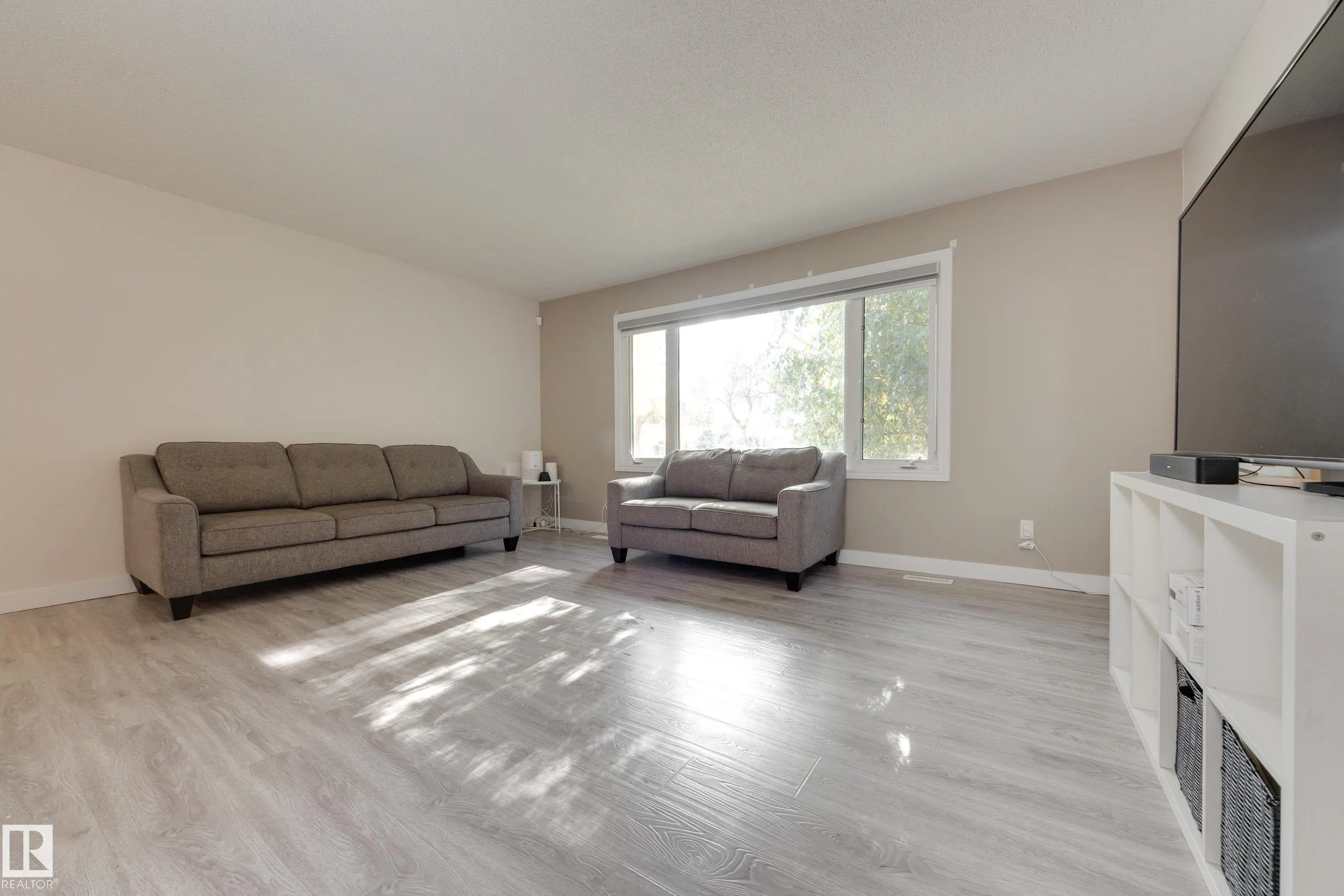 22 FALCON Crescent