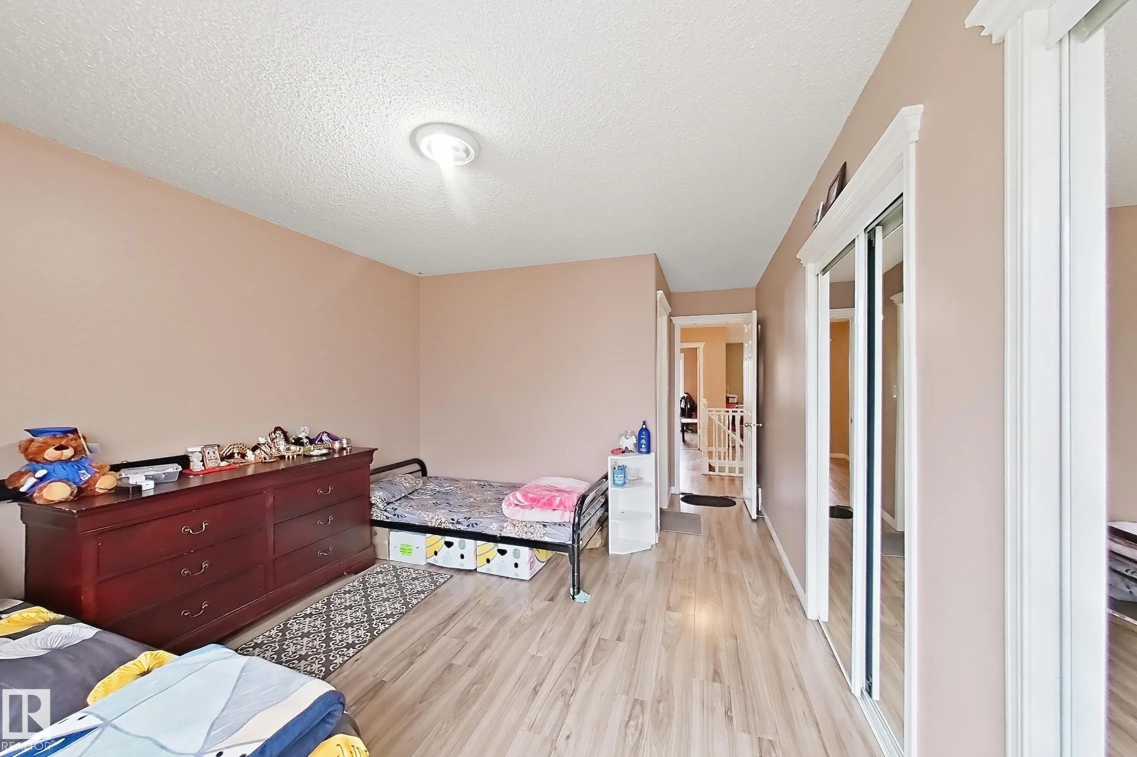 4 1920 Millwoods RD E