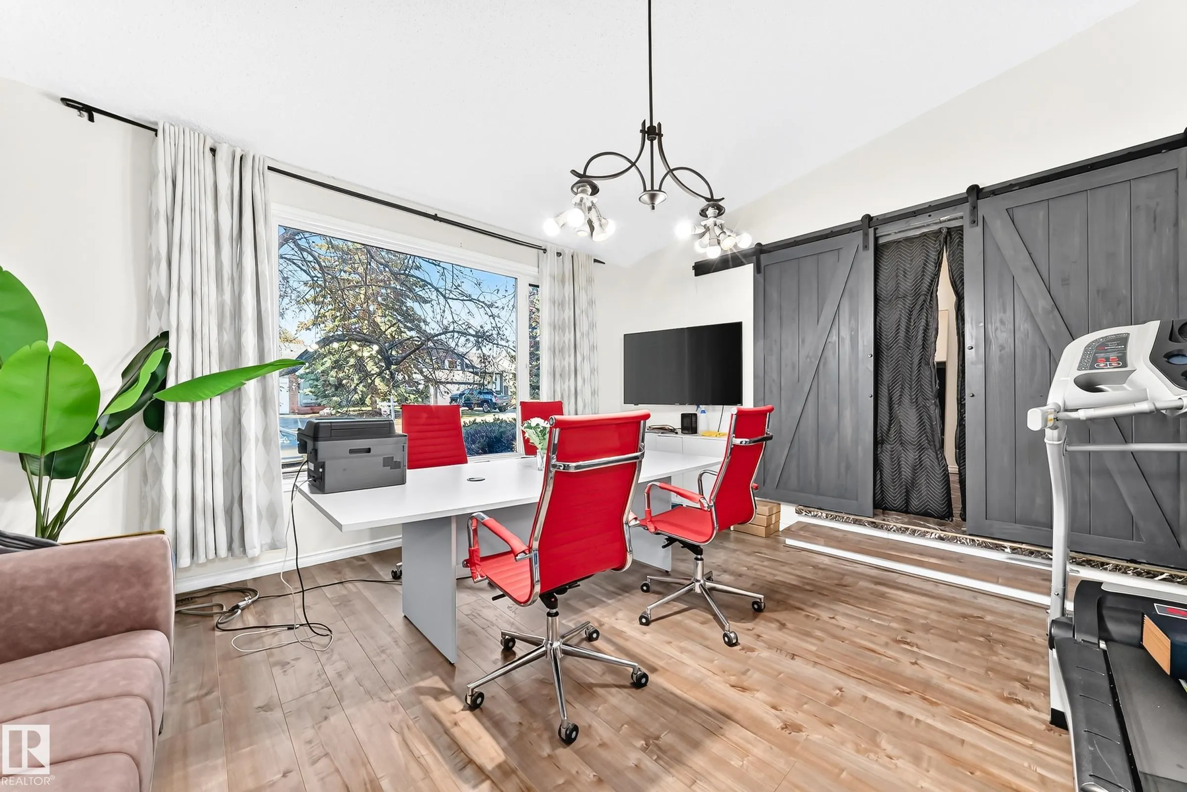 92 HOWSON Crescent