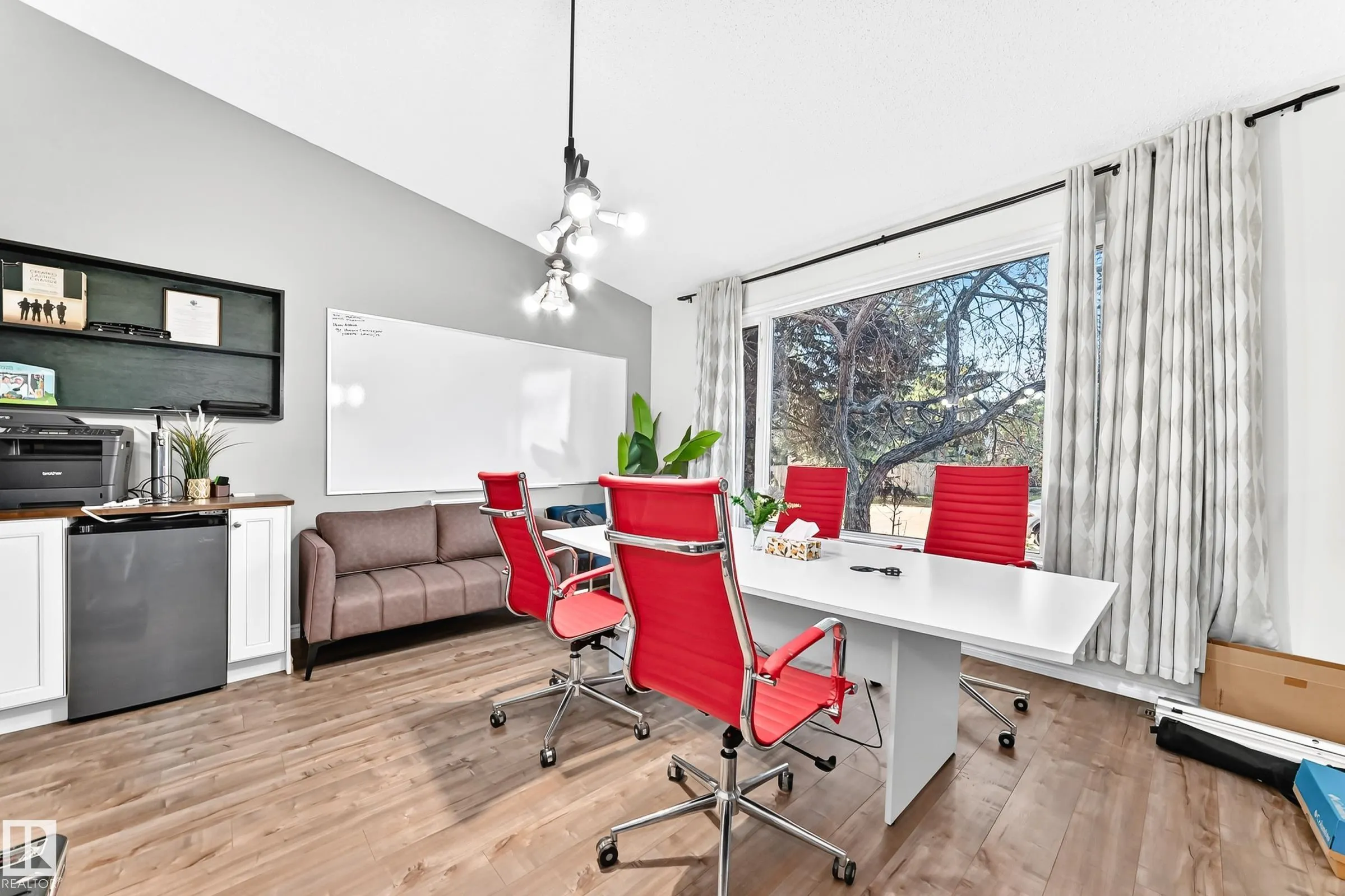92 HOWSON Crescent