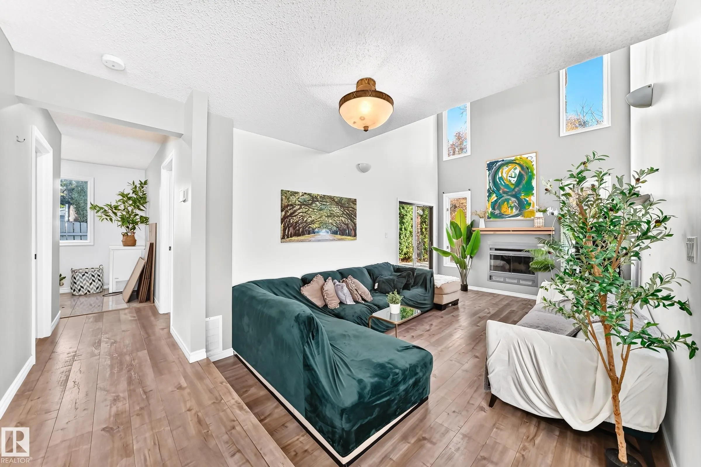 92 HOWSON Crescent