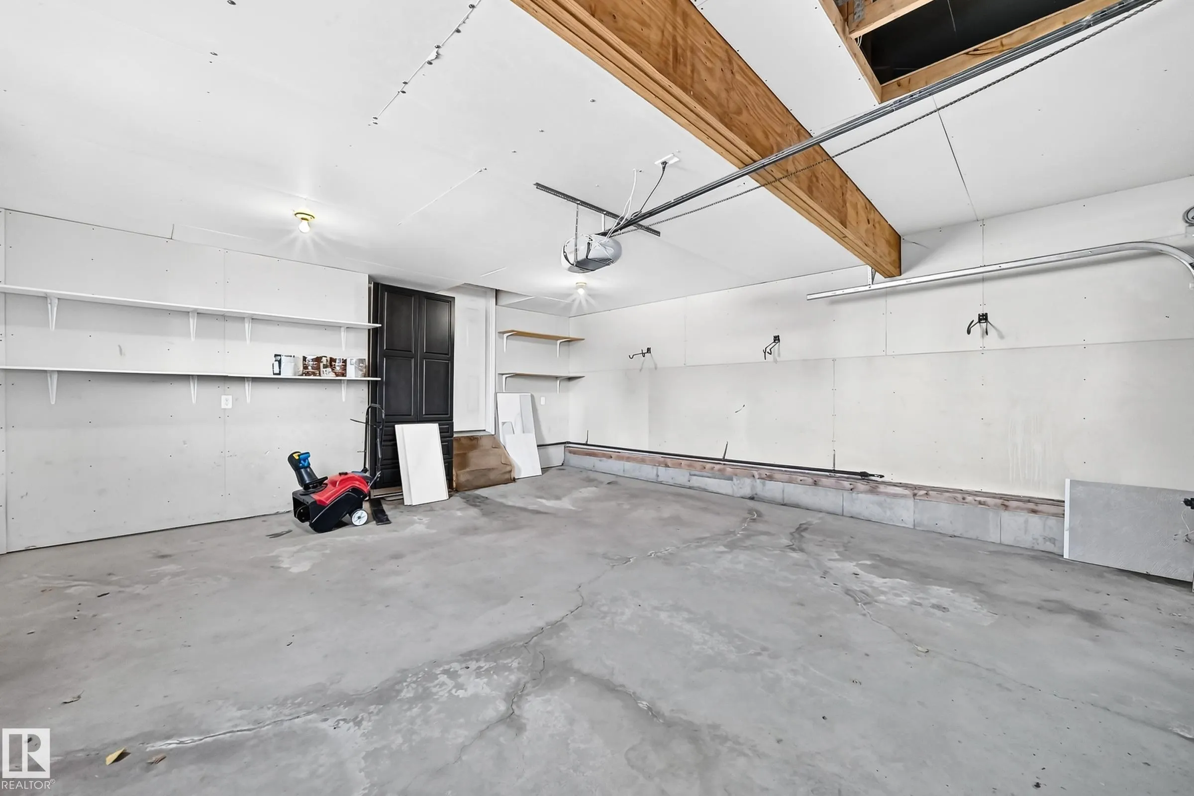 8509 SLOANE Crescent