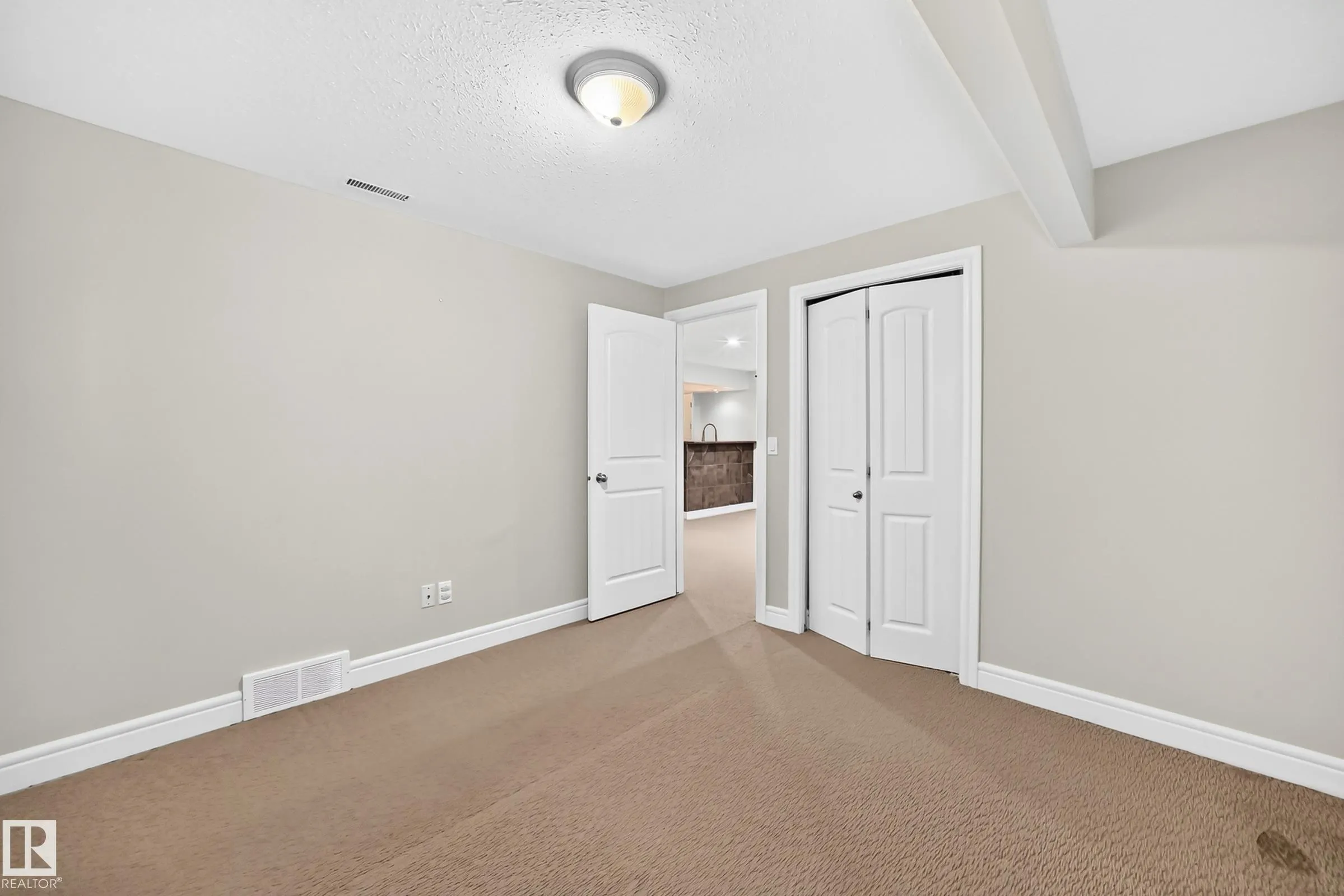 8509 SLOANE Crescent