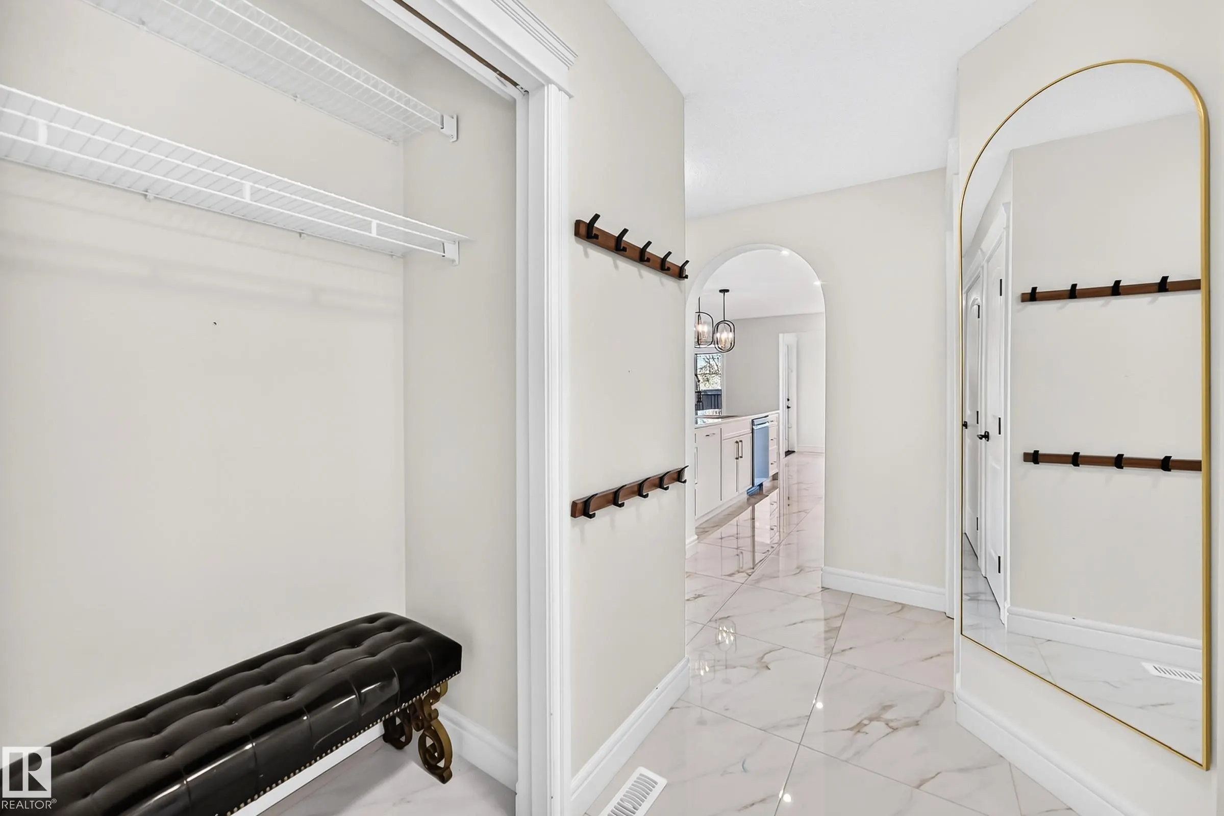 8509 SLOANE Crescent