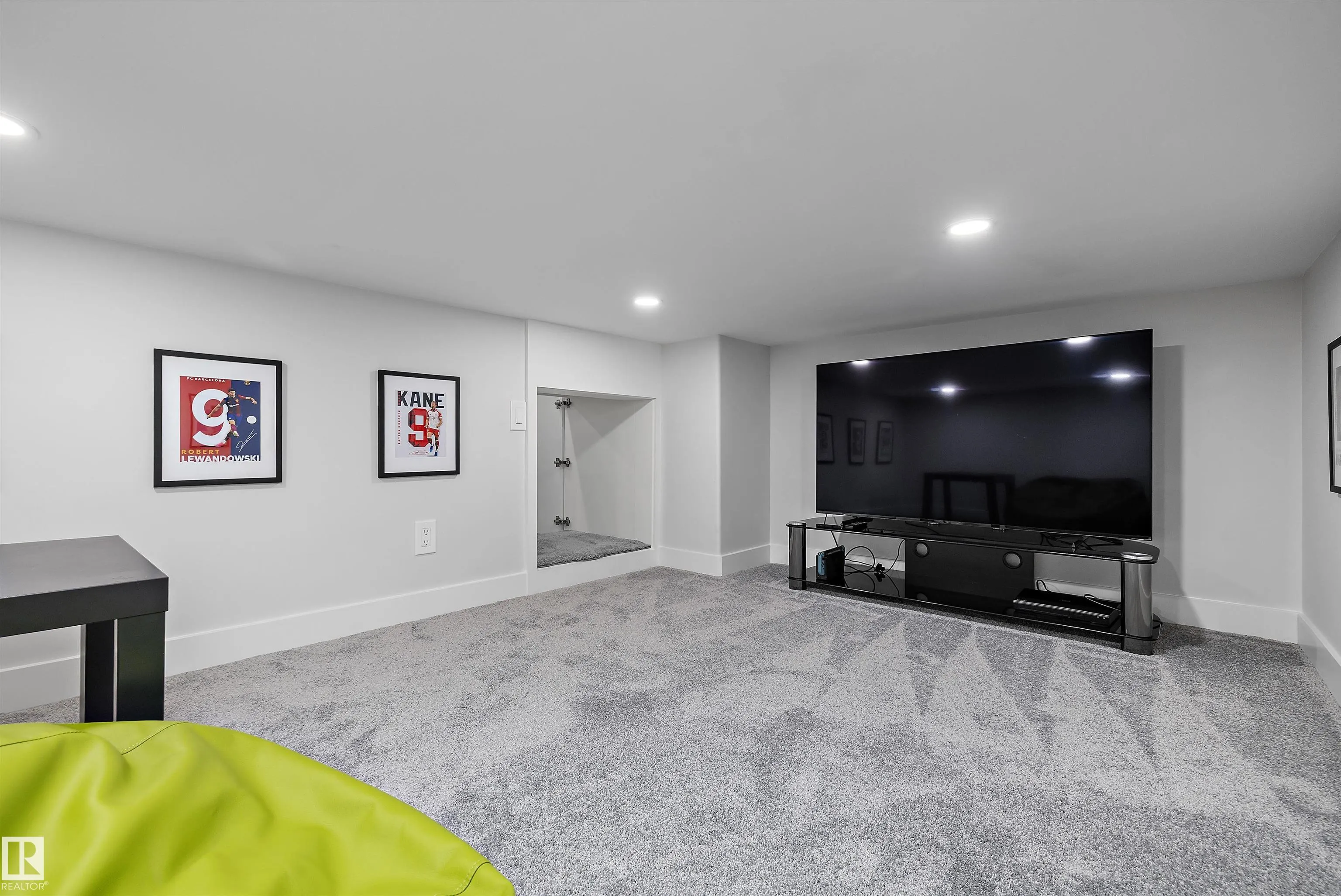 61 RYBURY Crest