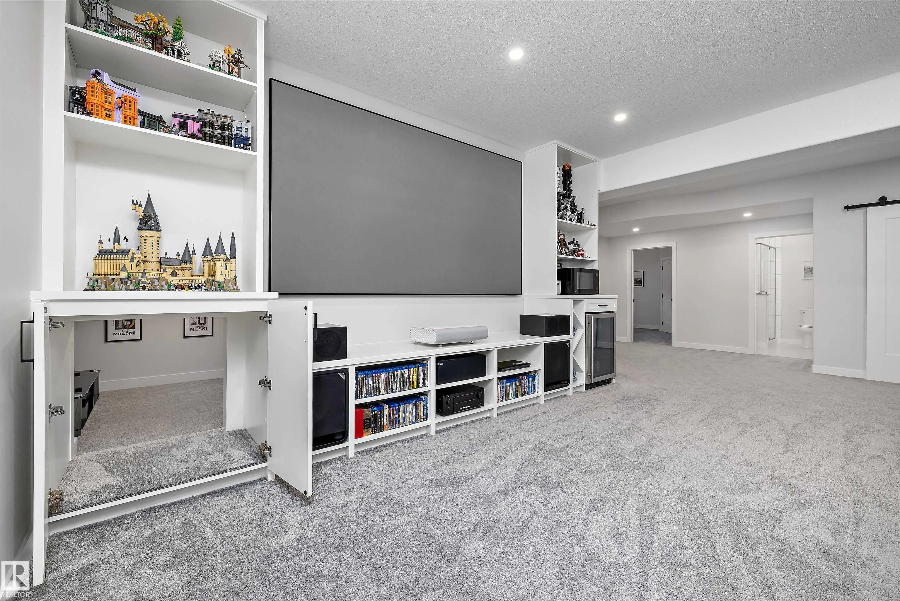 61 RYBURY Crest