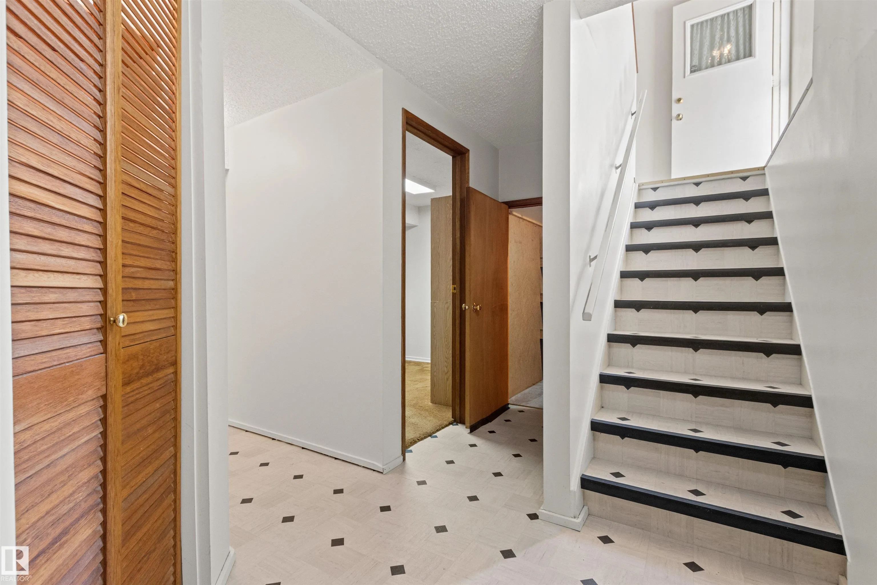 14 GOEBEL Close