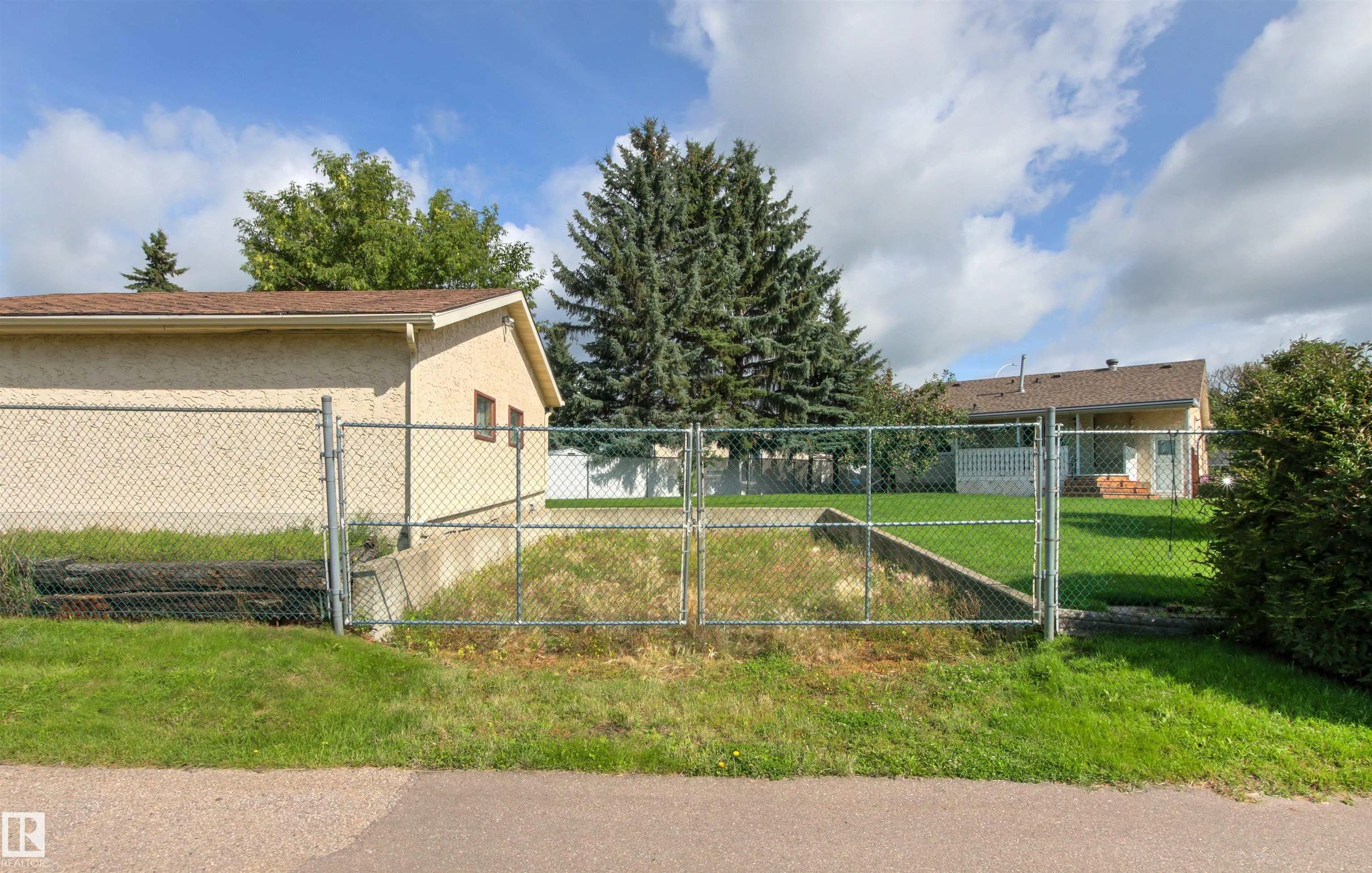 14 GOEBEL Close