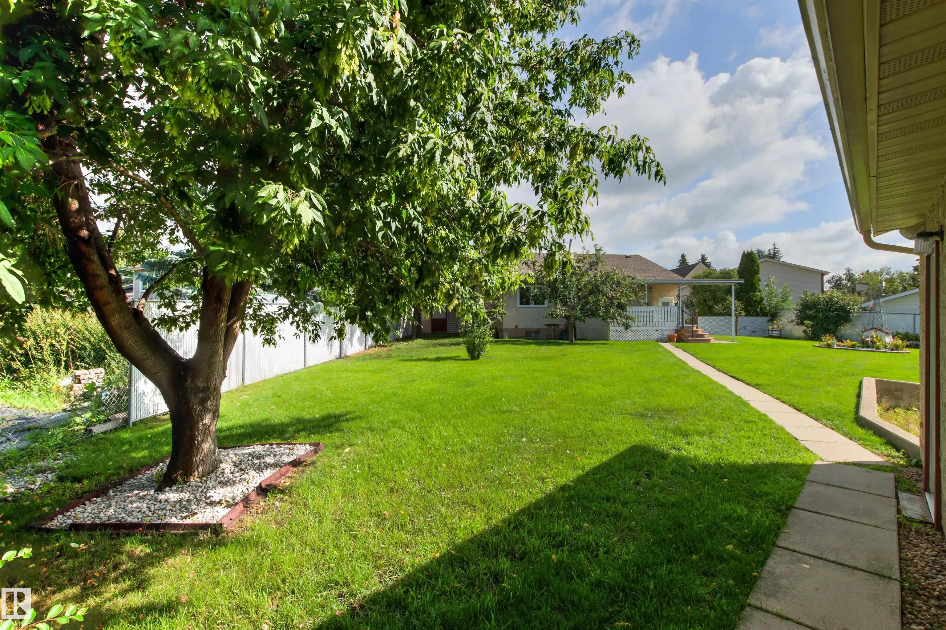 14 GOEBEL Close