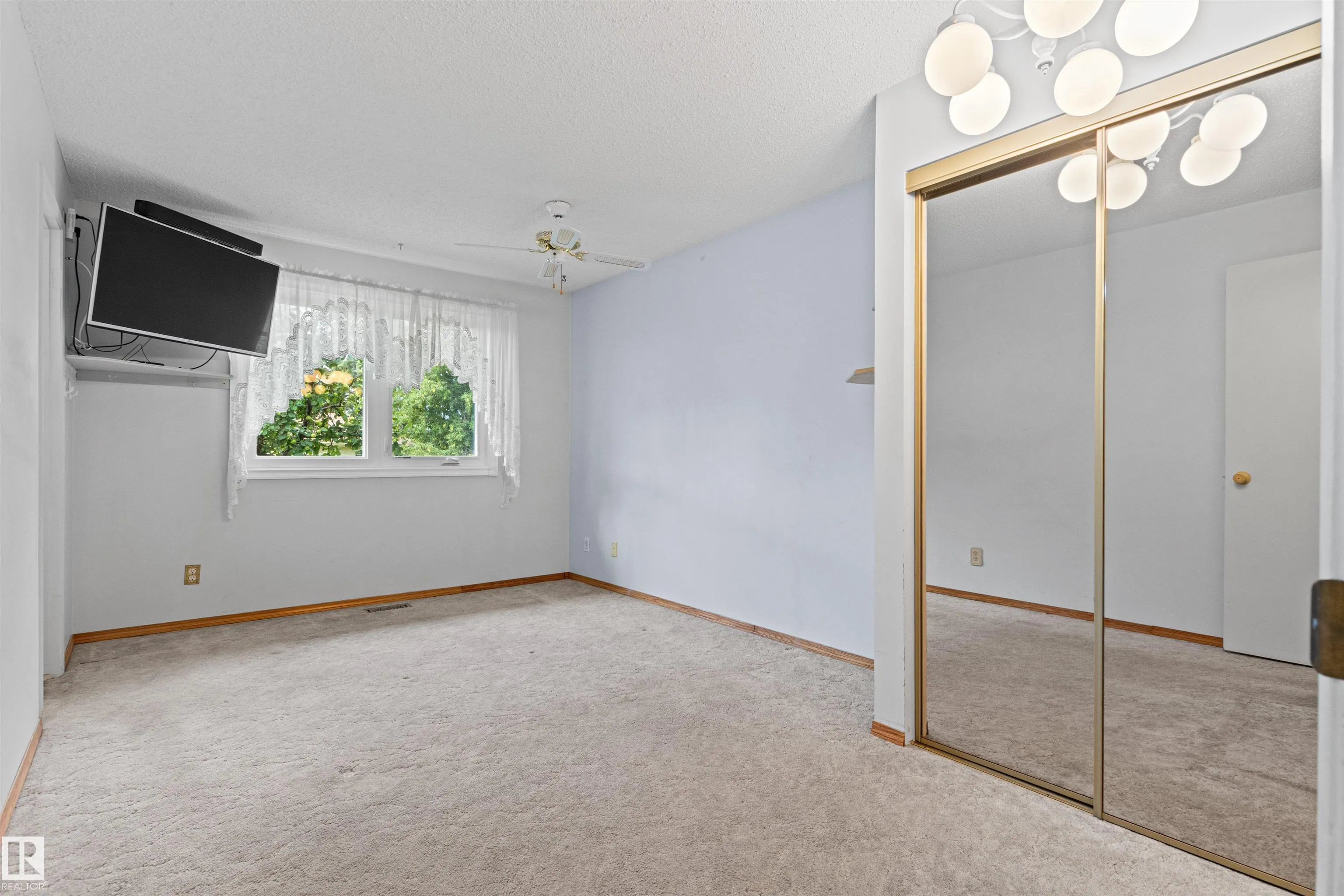 14 GOEBEL Close