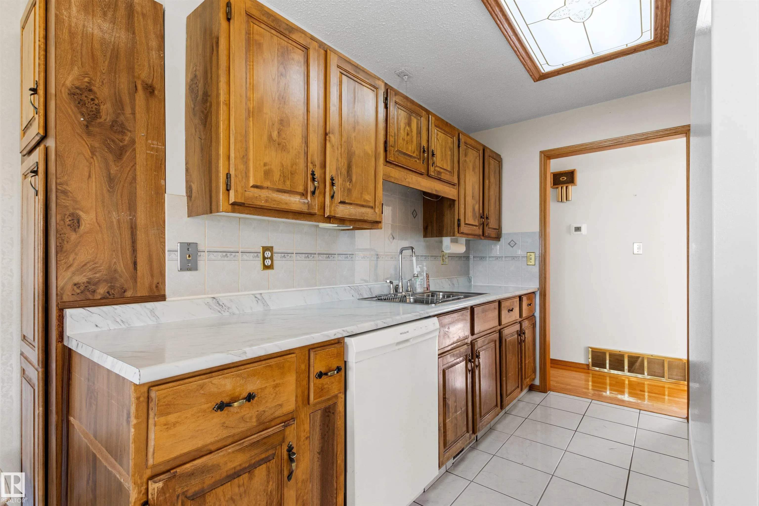 14 GOEBEL Close