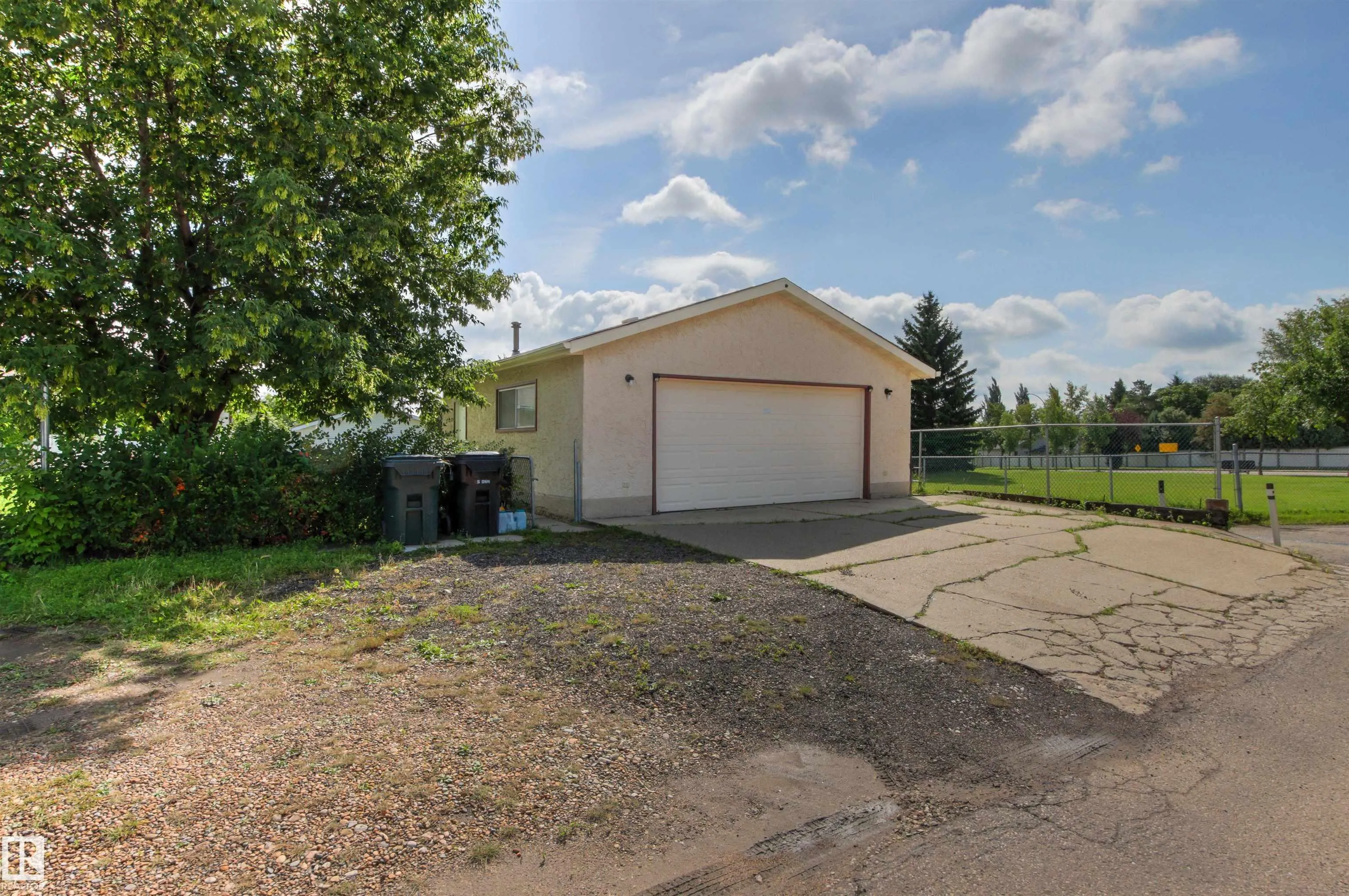 14 GOEBEL Close