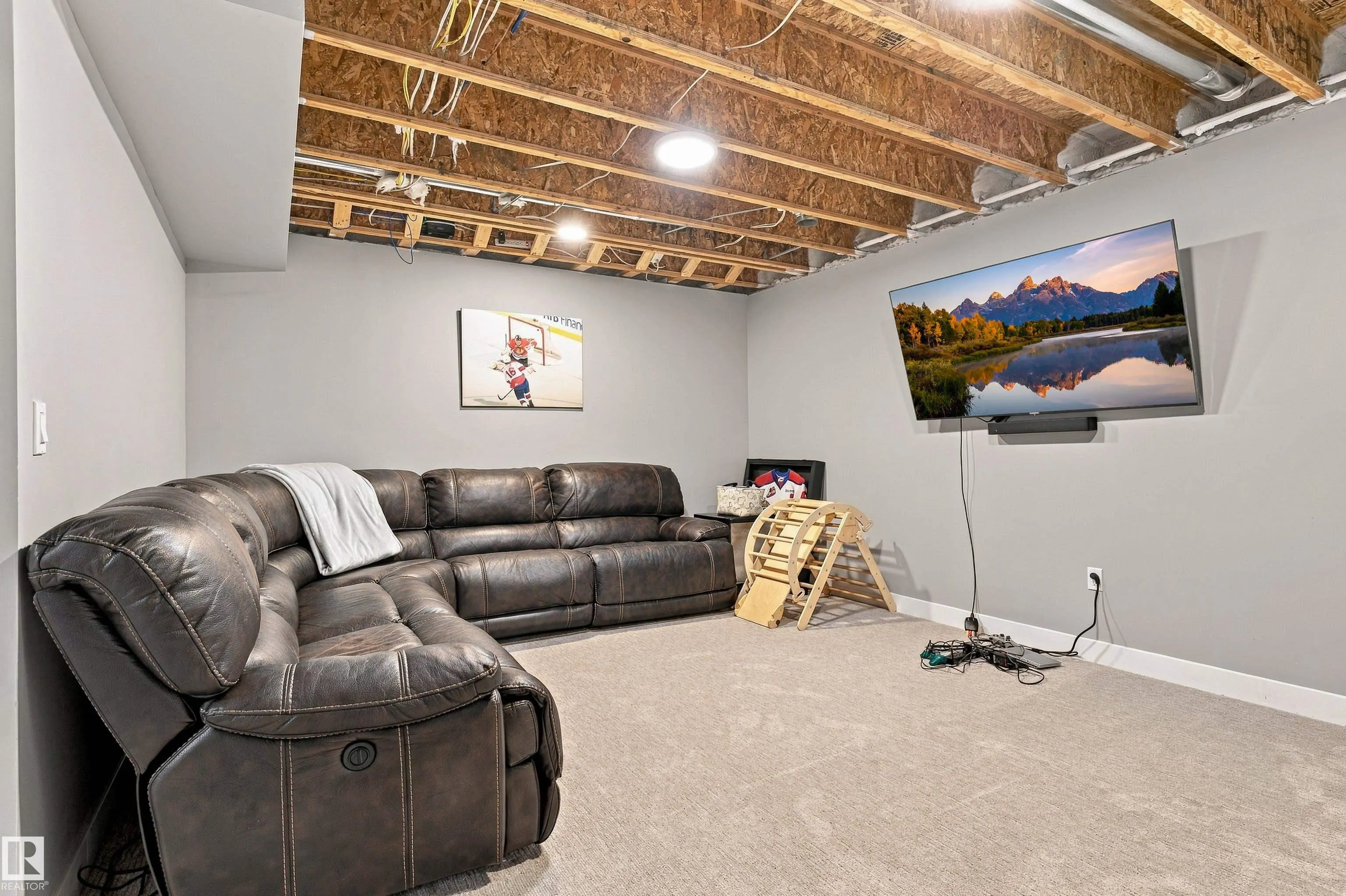 6061 Naden Landing