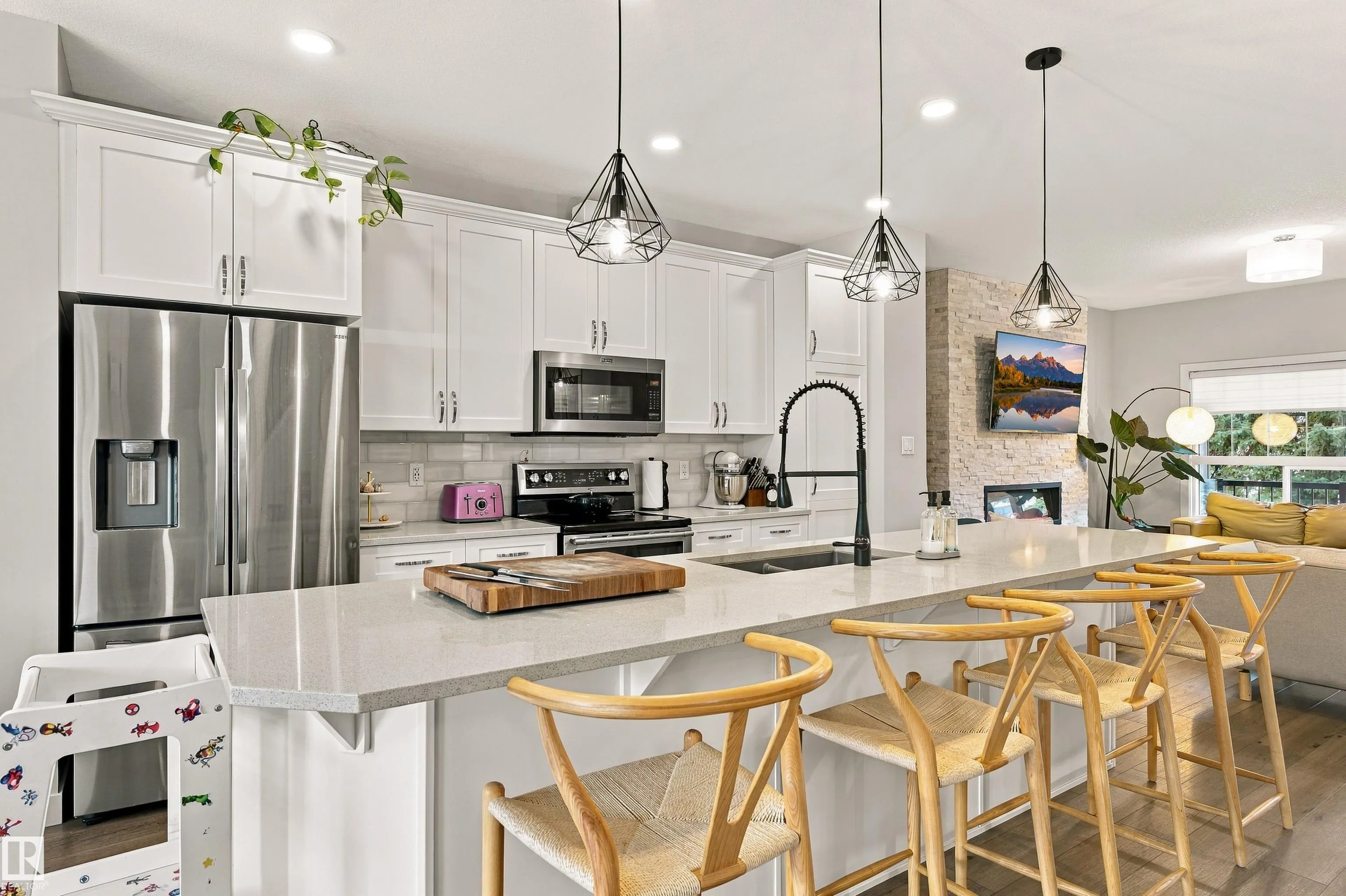 6061 Naden Landing