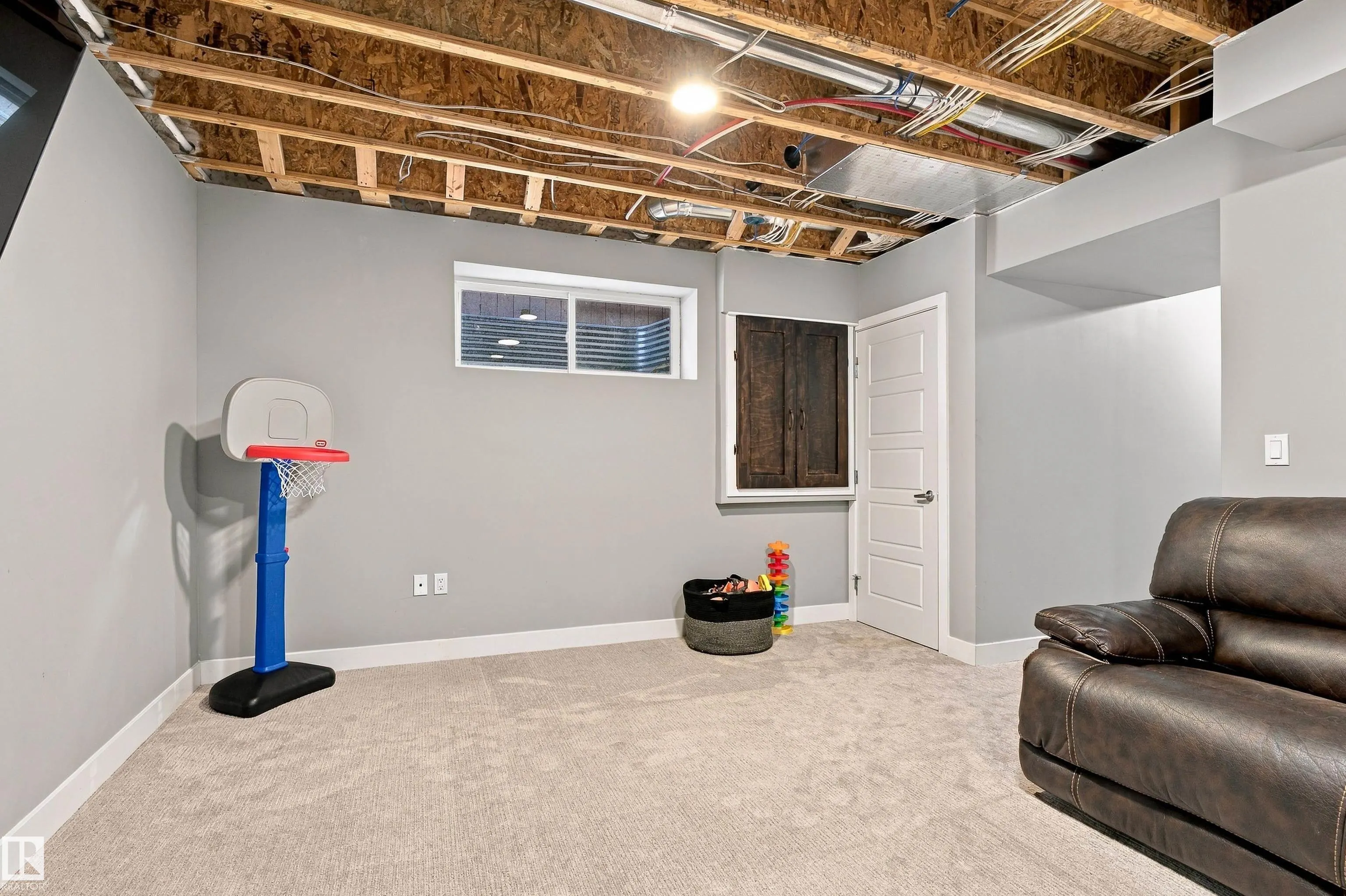 6061 Naden Landing