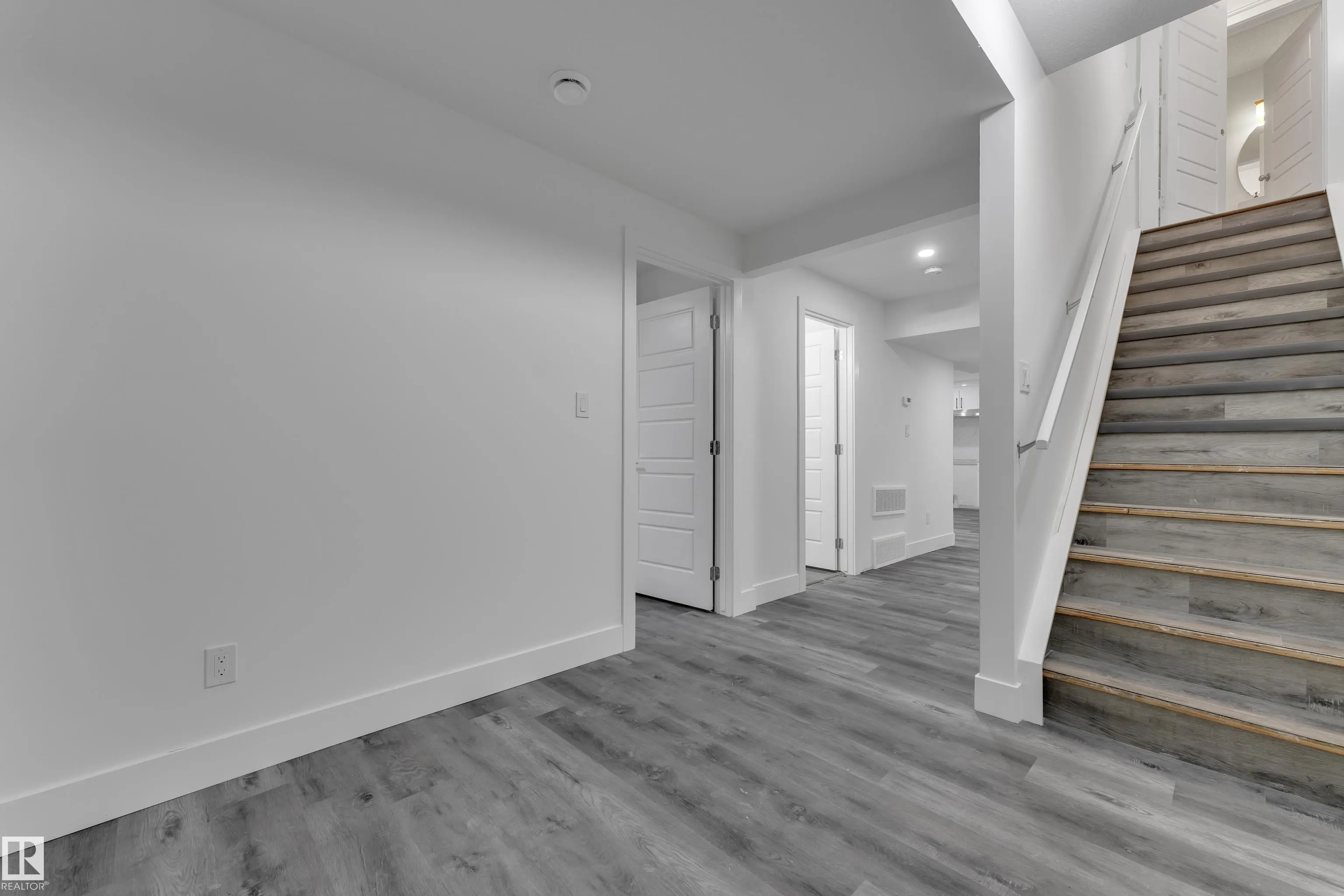16052 11 Avenue