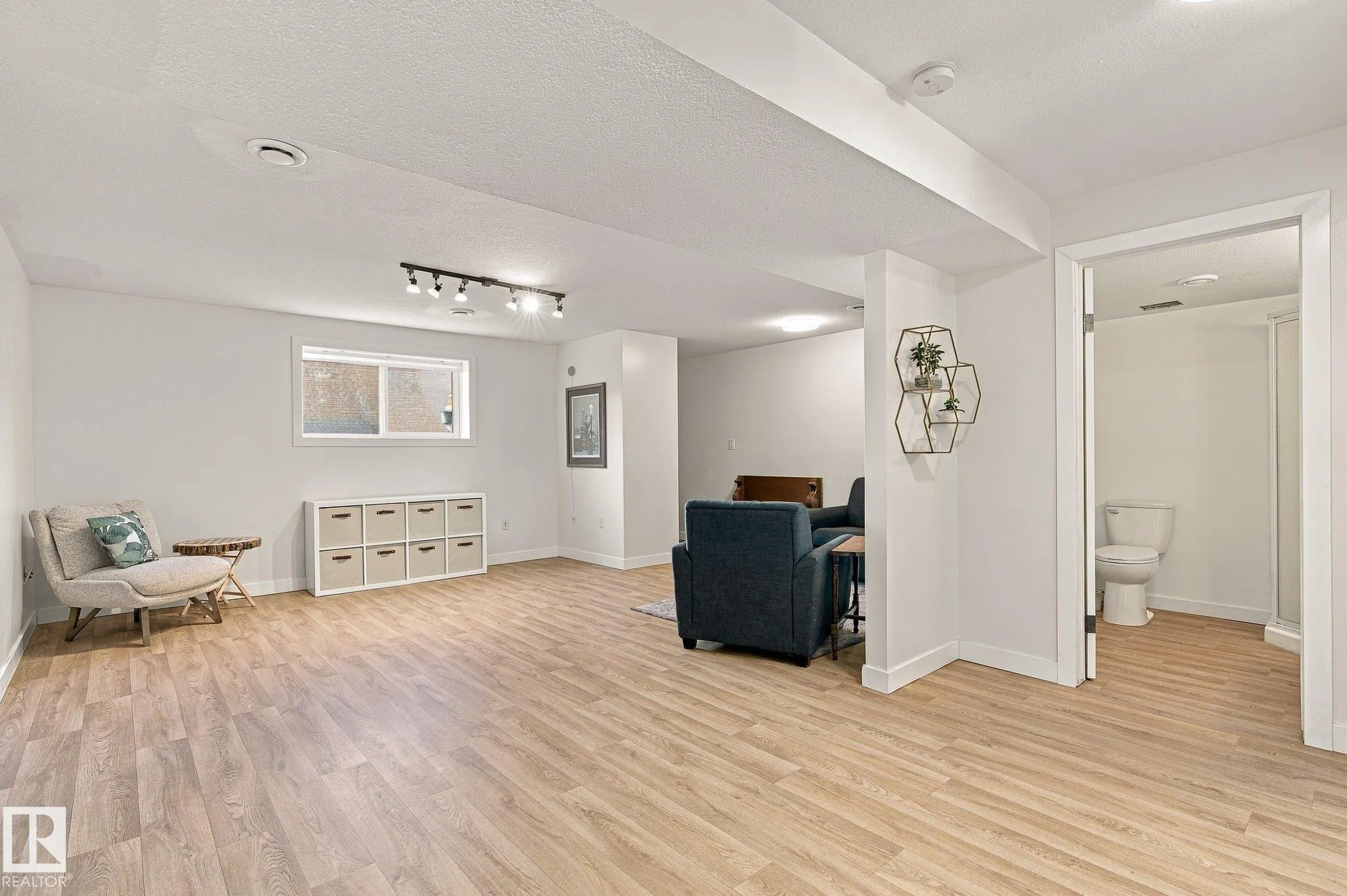 1908 36 Avenue