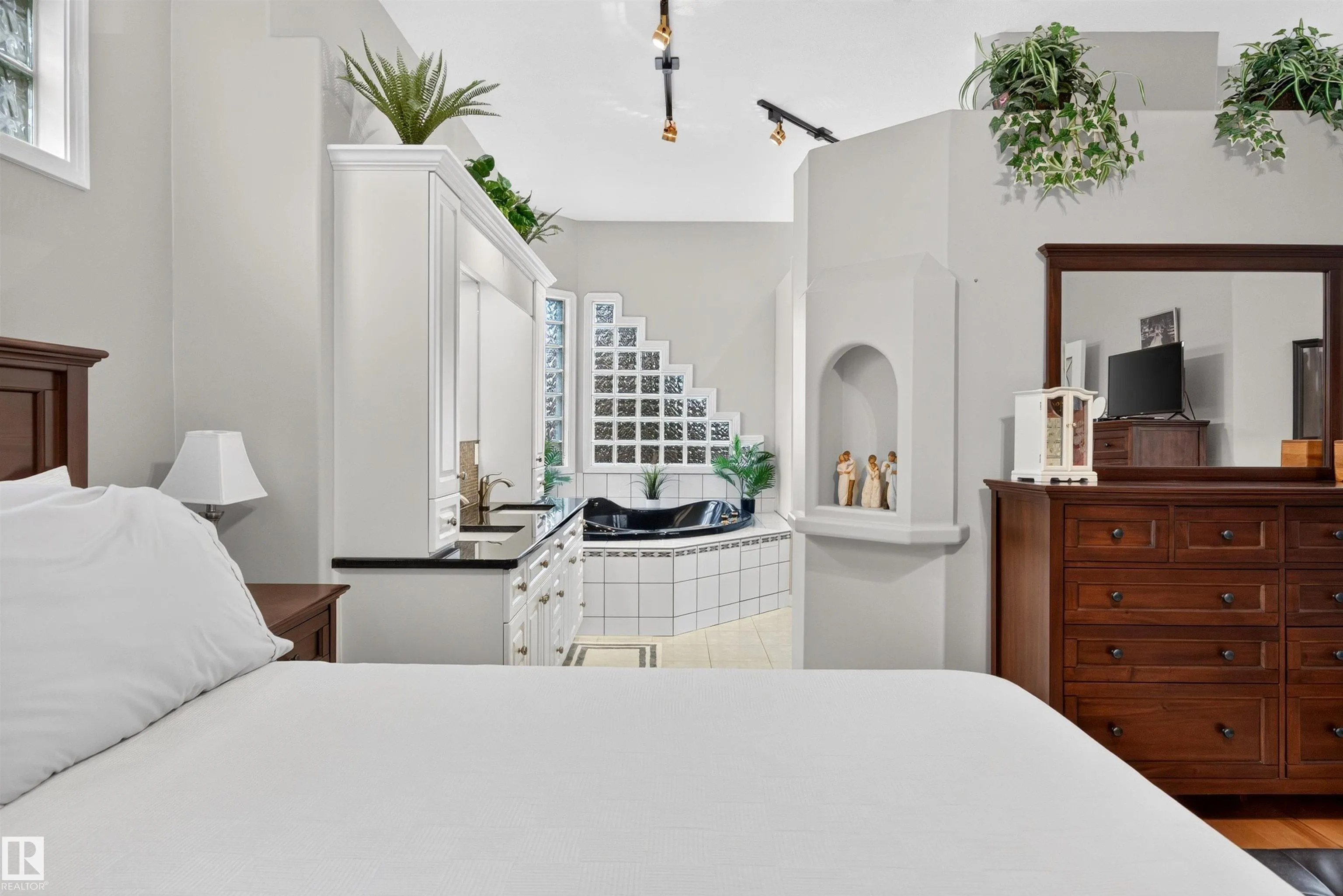 1 Onesti Place