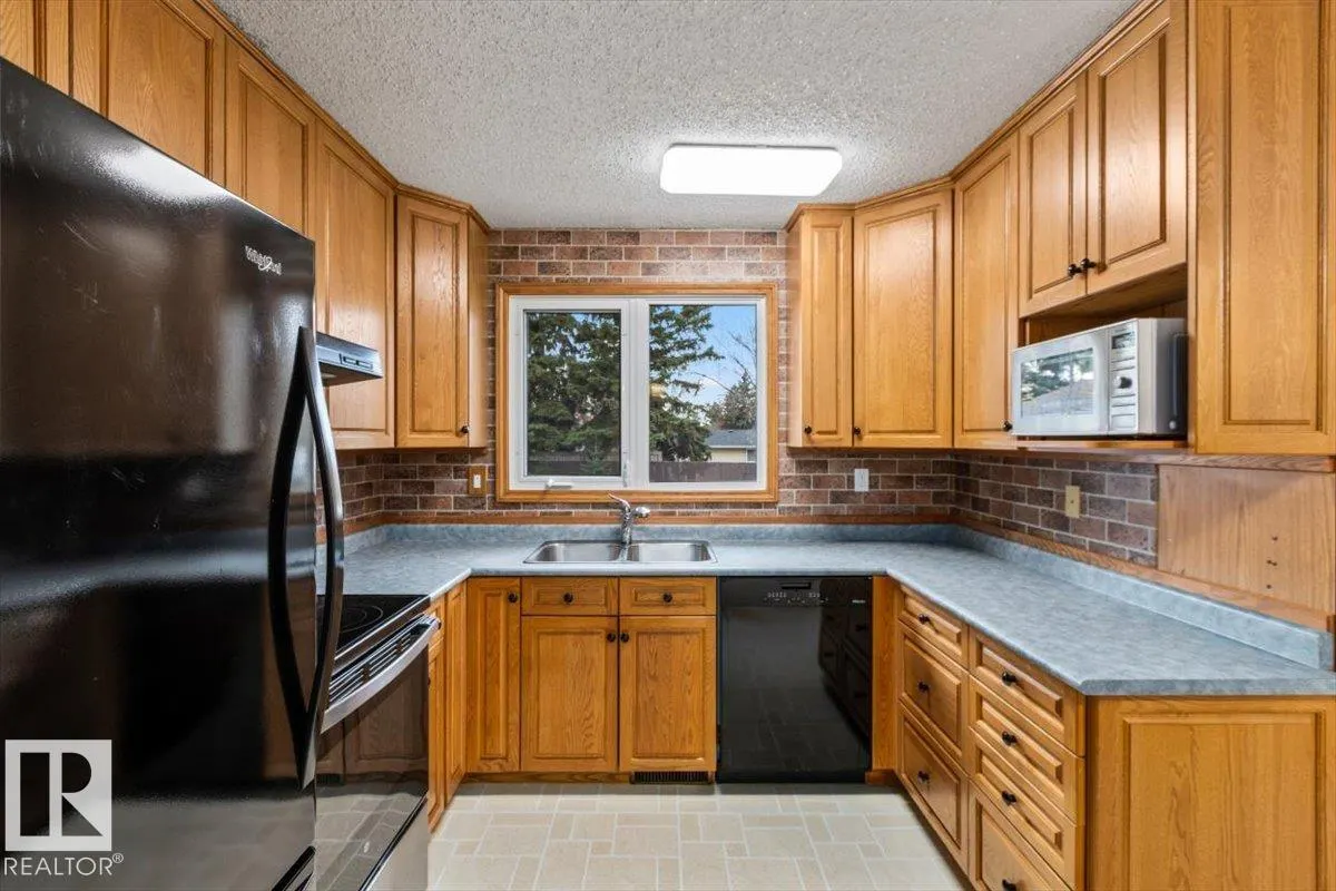17 GARNET Crescent