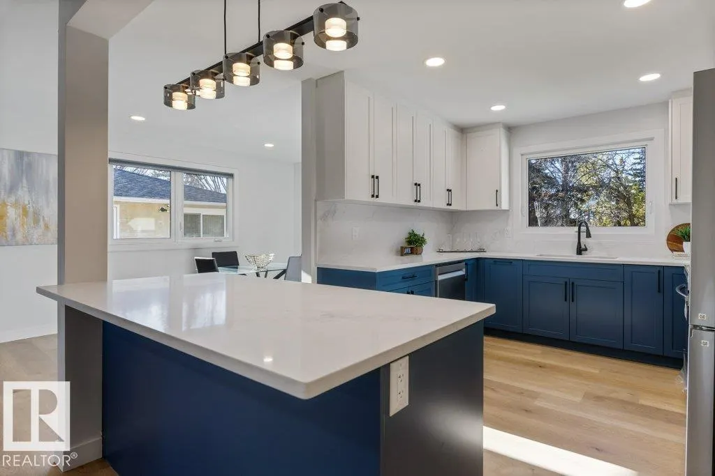 4 FLEETWOOD Crescent