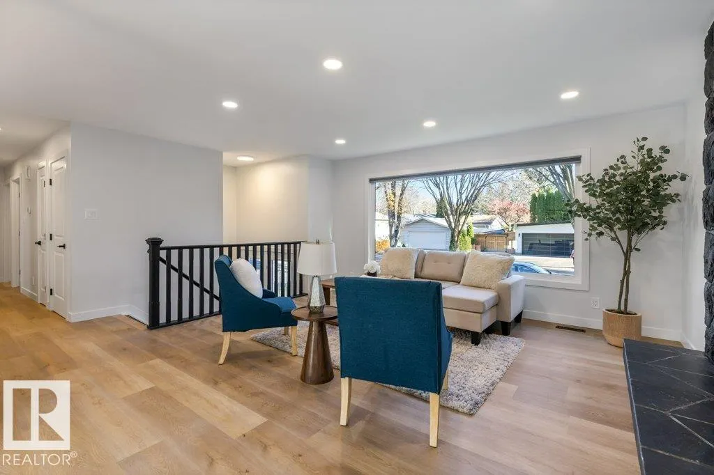 4 FLEETWOOD Crescent