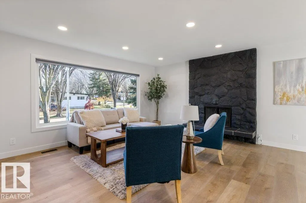 4 FLEETWOOD Crescent