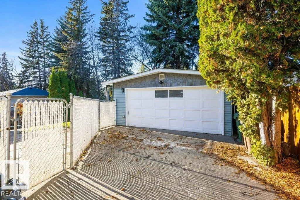 4 FLEETWOOD Crescent