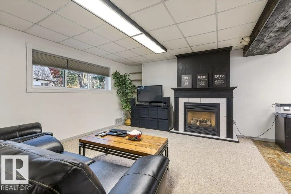 4 FLEETWOOD Crescent