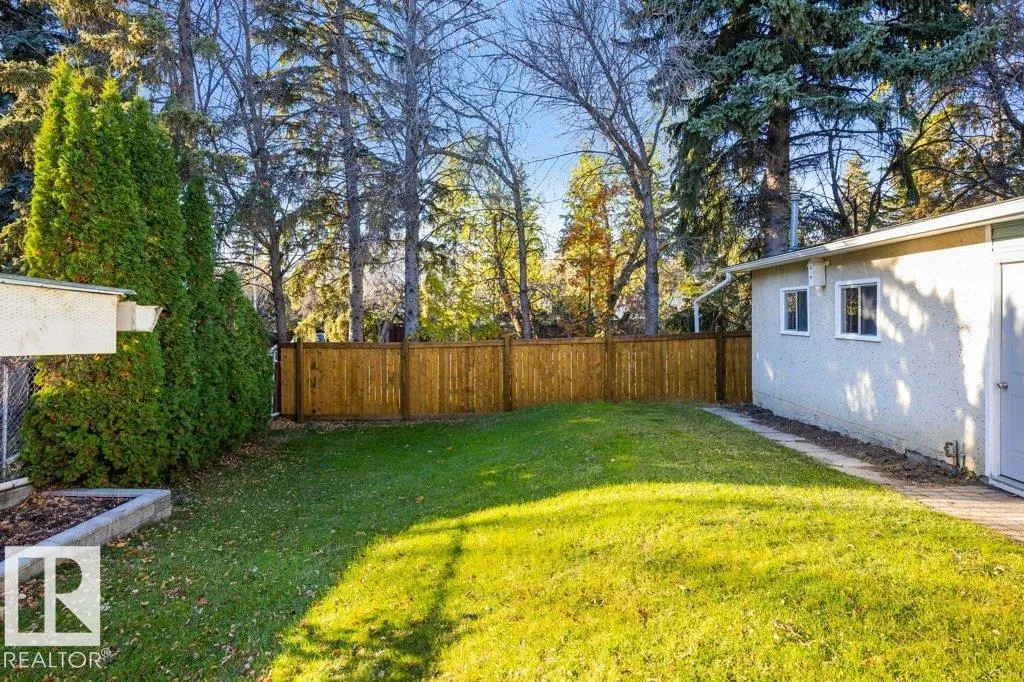 4 FLEETWOOD Crescent