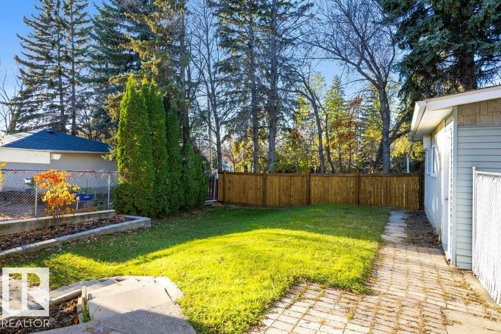 4 FLEETWOOD Crescent