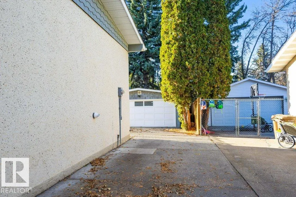 4 FLEETWOOD Crescent